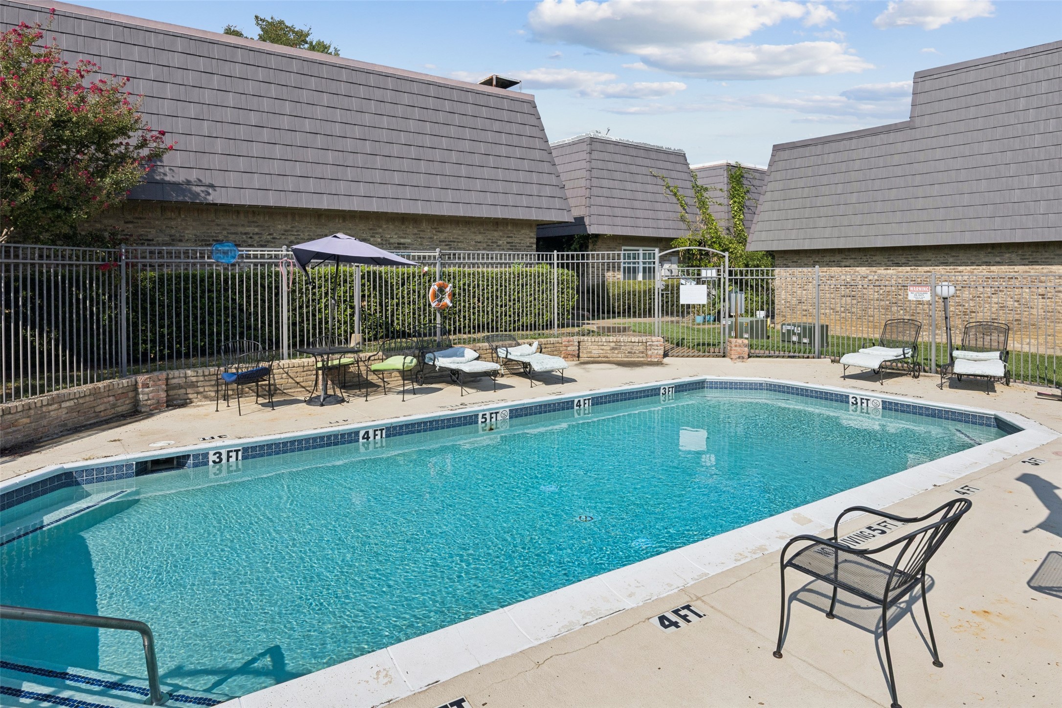 207 E Harwood Road Euless TX 76039