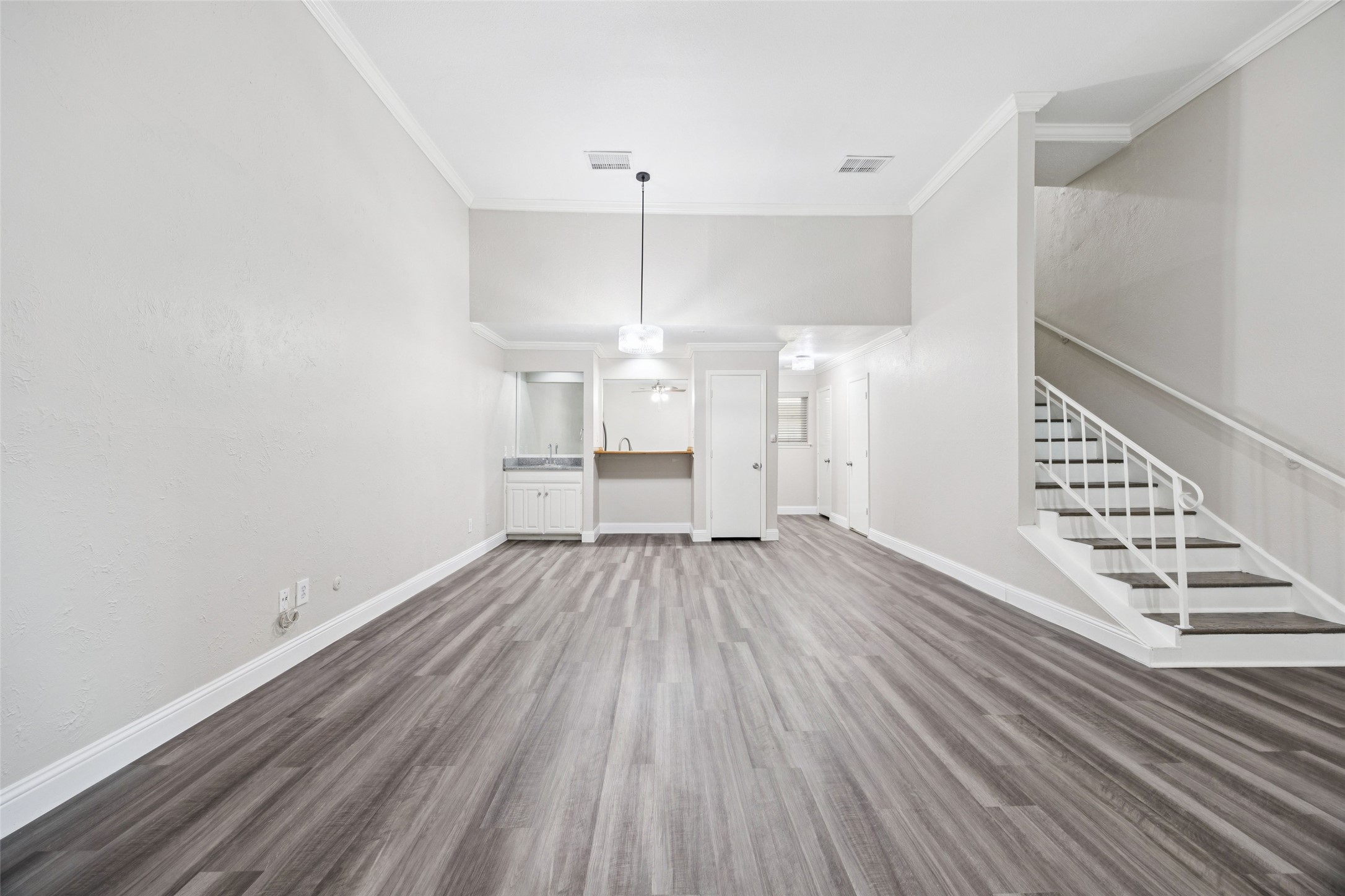 207 E Harwood Road Euless TX 76039