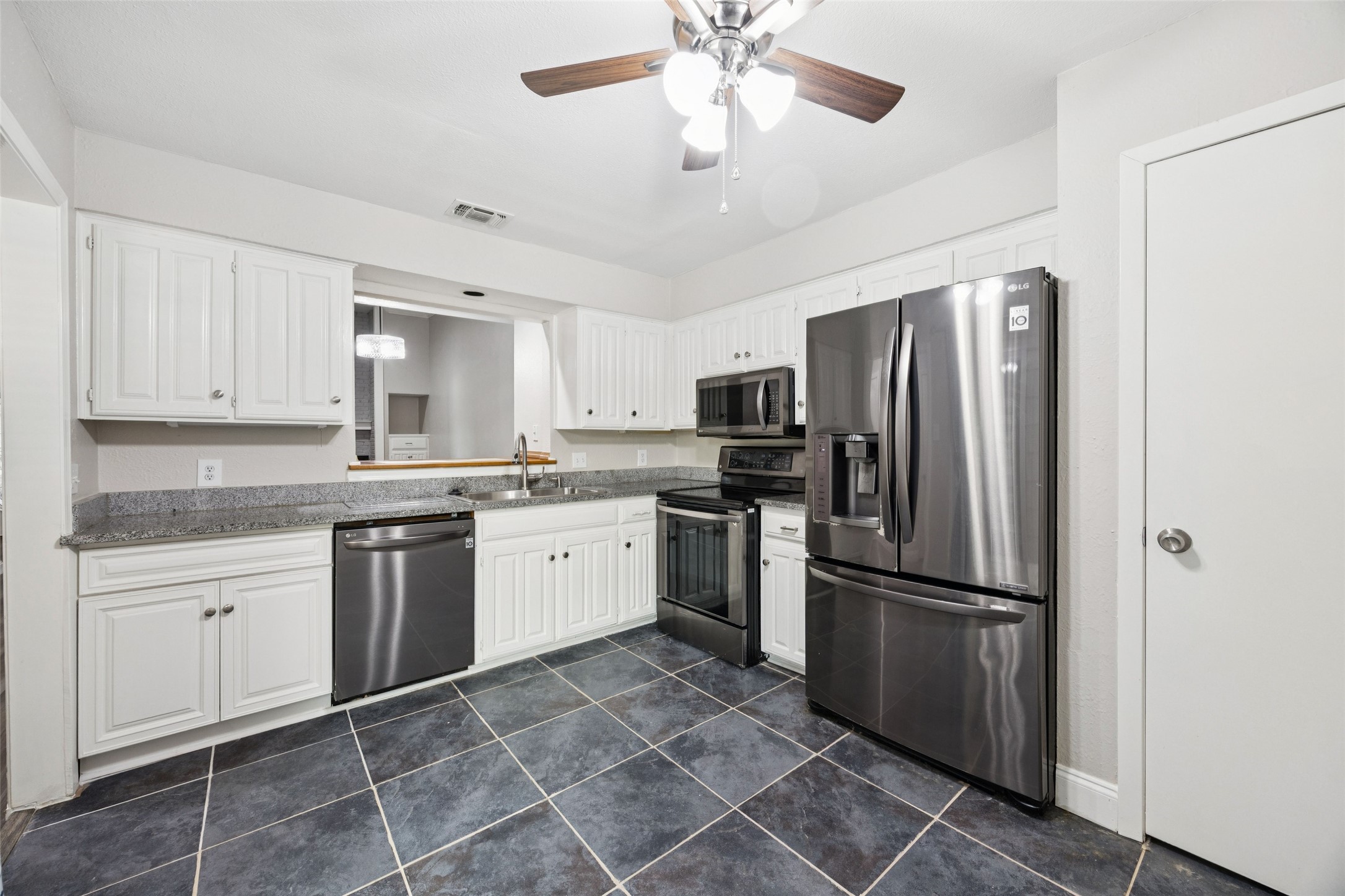 207 E Harwood Road Euless TX 76039