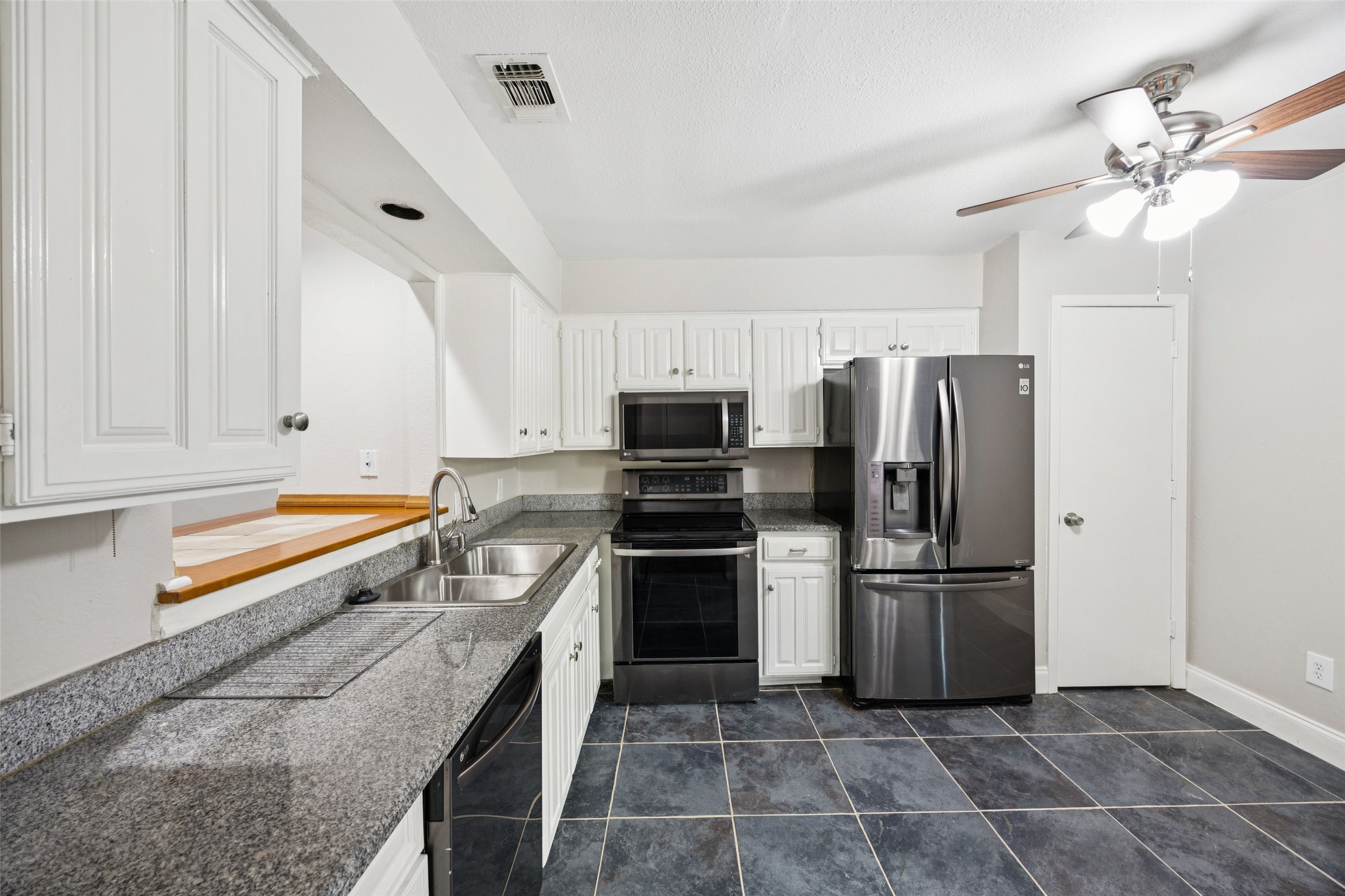 207 E Harwood Road Euless TX 76039