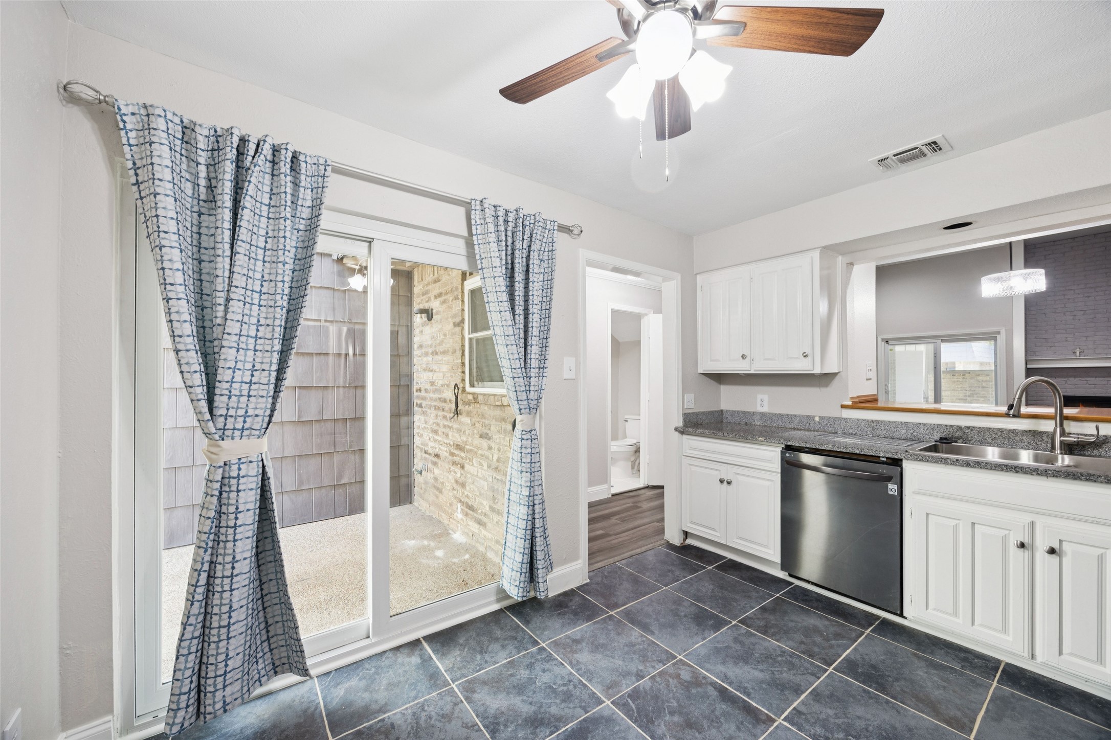 207 E Harwood Road Euless TX 76039