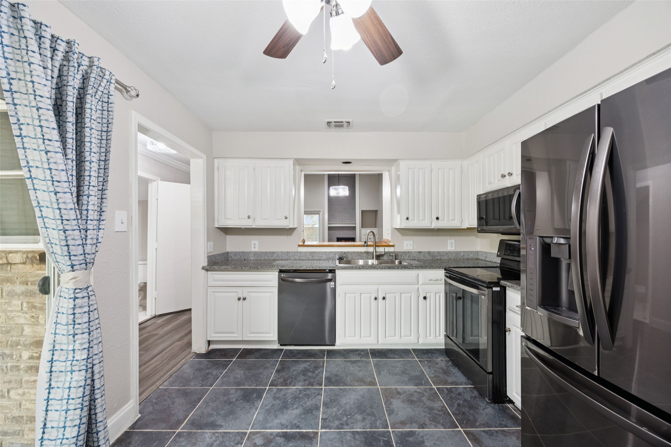 207 E Harwood Road Euless TX 76039
