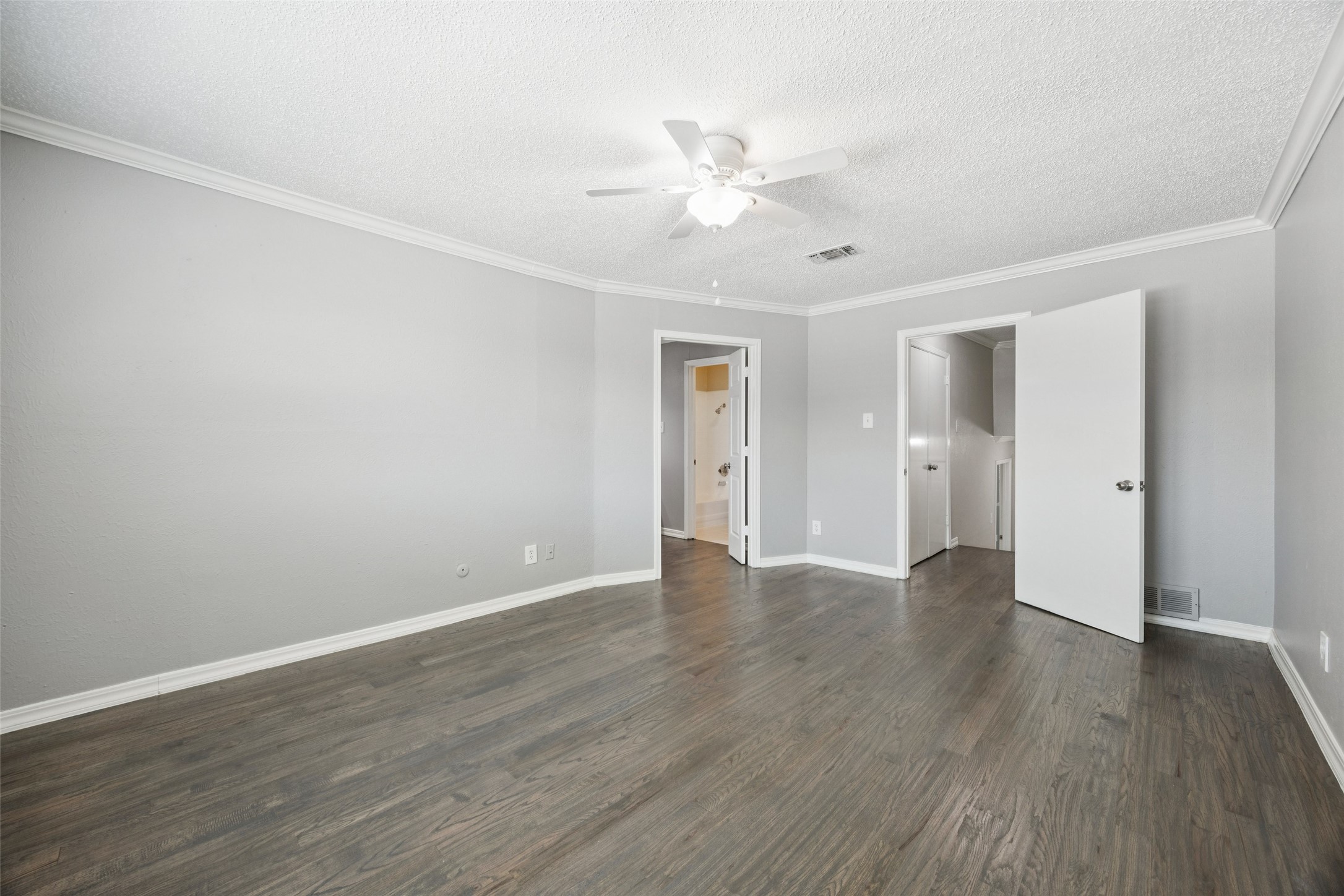 207 E Harwood Road Euless TX 76039