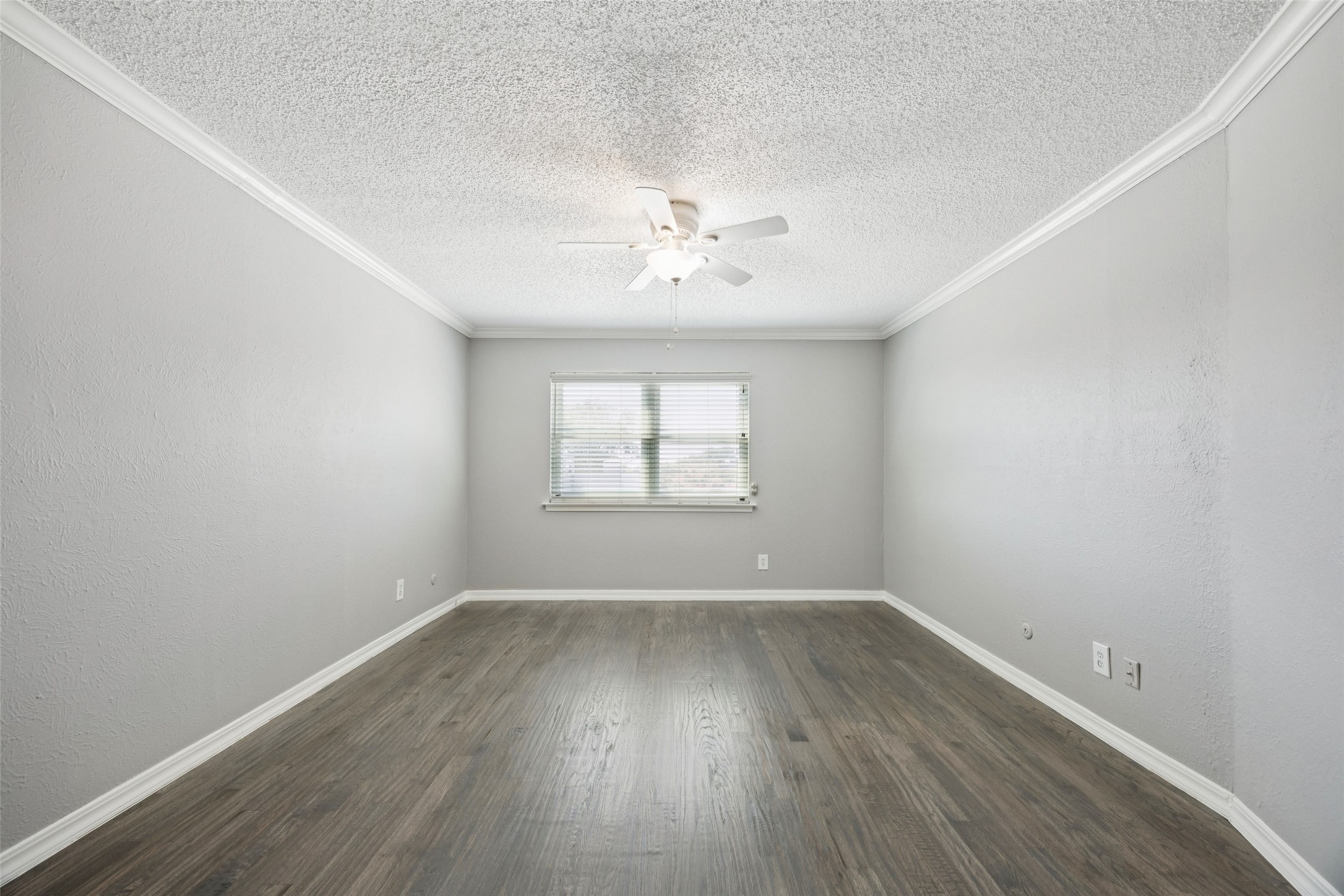 207 E Harwood Road Euless TX 76039
