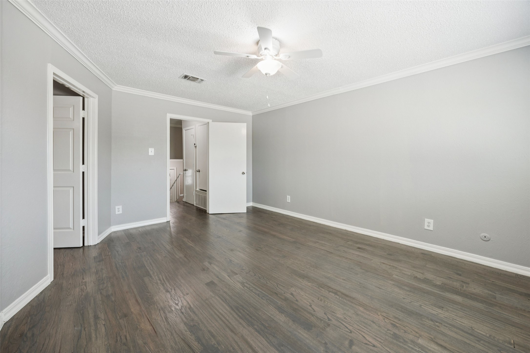 207 E Harwood Road Euless TX 76039