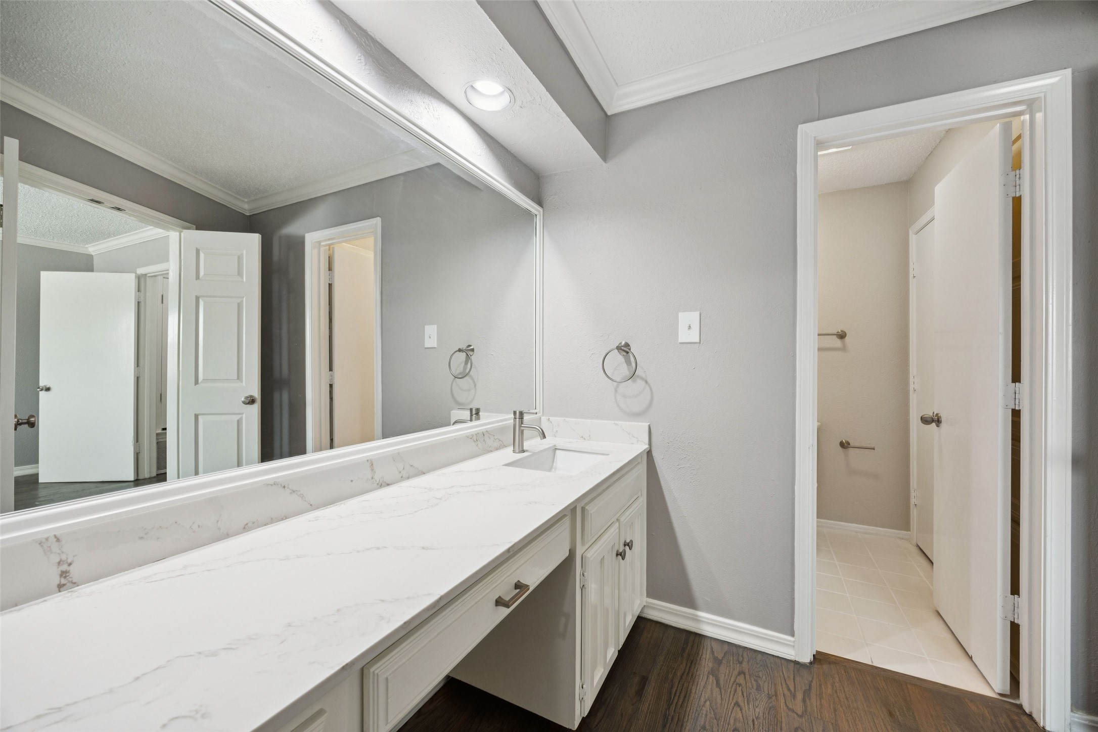 207 E Harwood Road Euless TX 76039