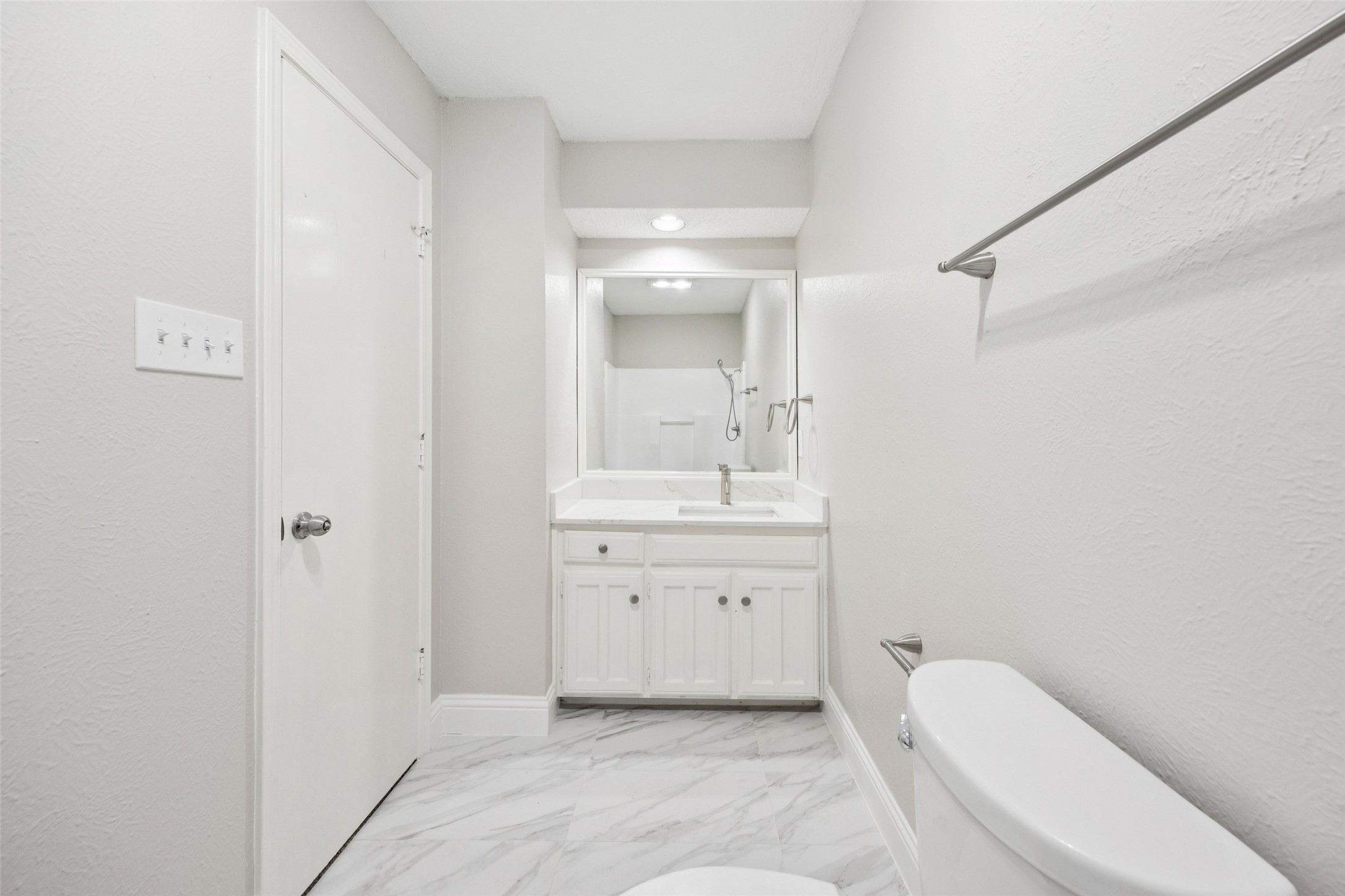 207 E Harwood Road Euless TX 76039
