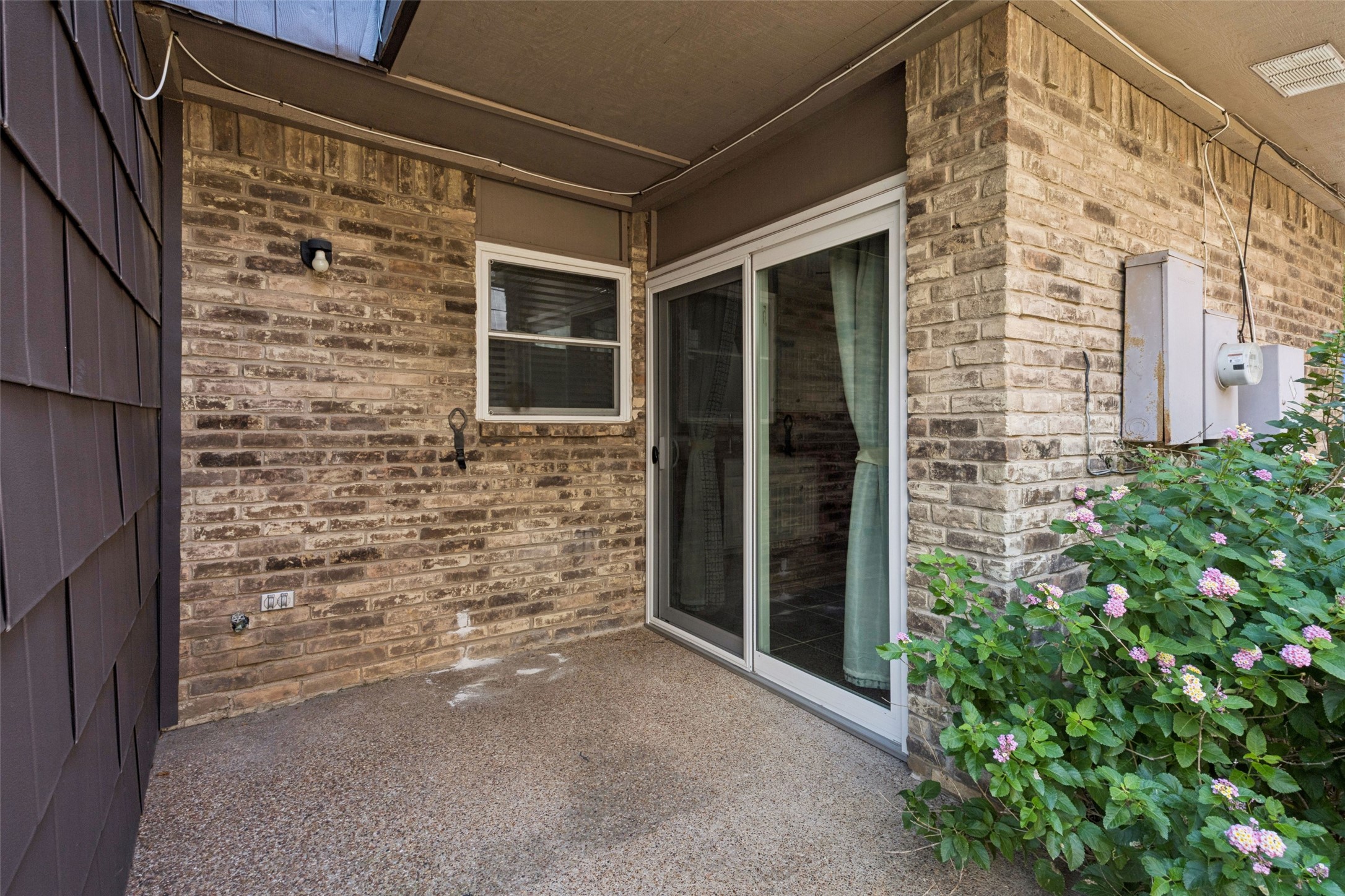 207 E Harwood Road Euless TX 76039