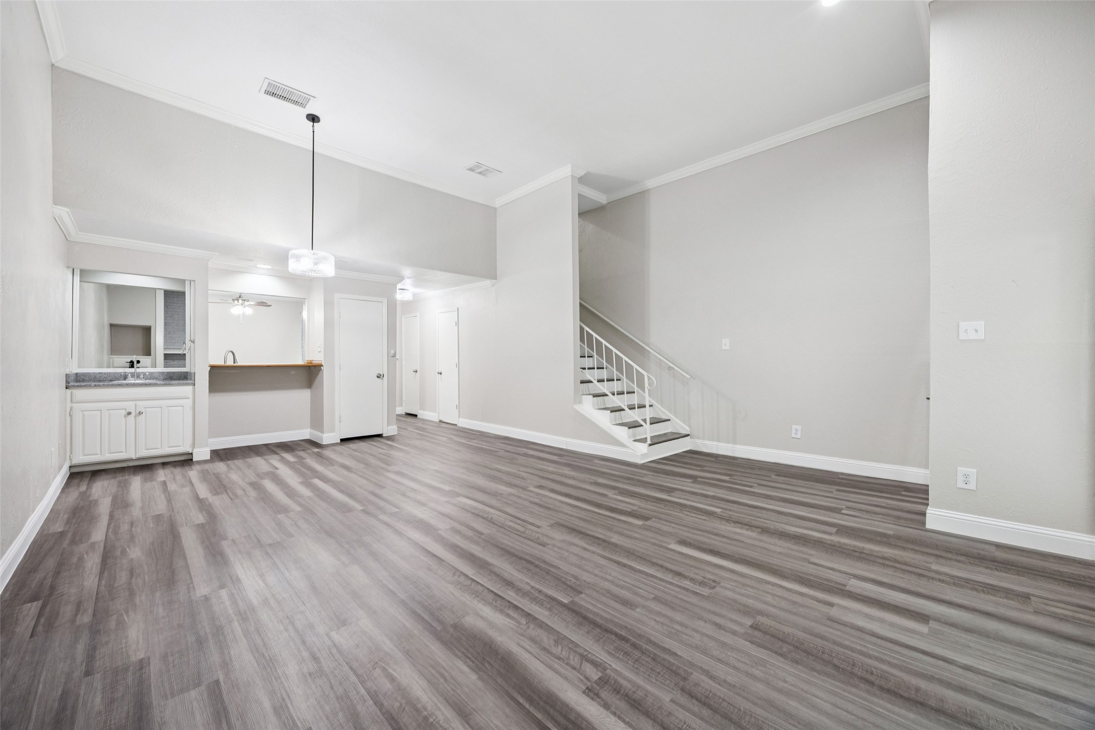 207 E Harwood Road Euless TX 76039