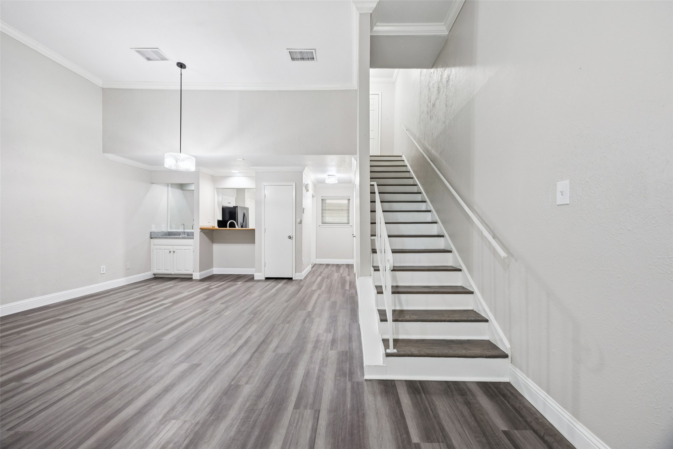 207 E Harwood Road Euless TX 76039