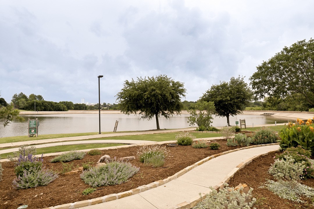 1010 Noble Avenue Carrollton TX 75006