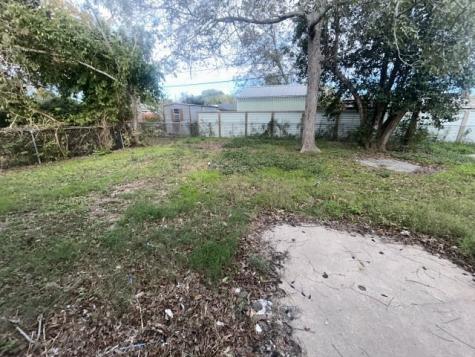 2302 E Mistletoe Avenue Victoria TX 77901