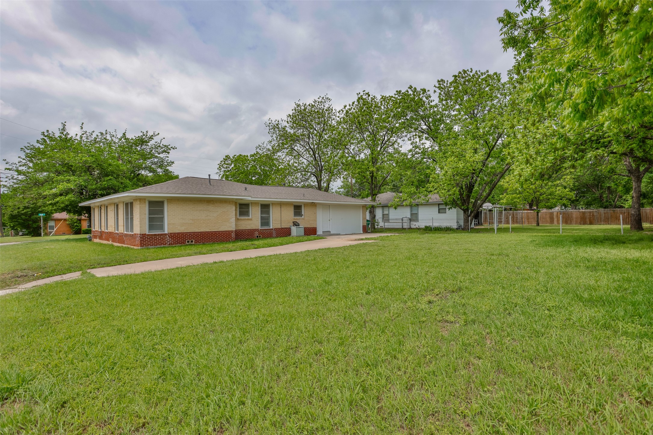 1102 Fair Avenue Gainesville TX 76240