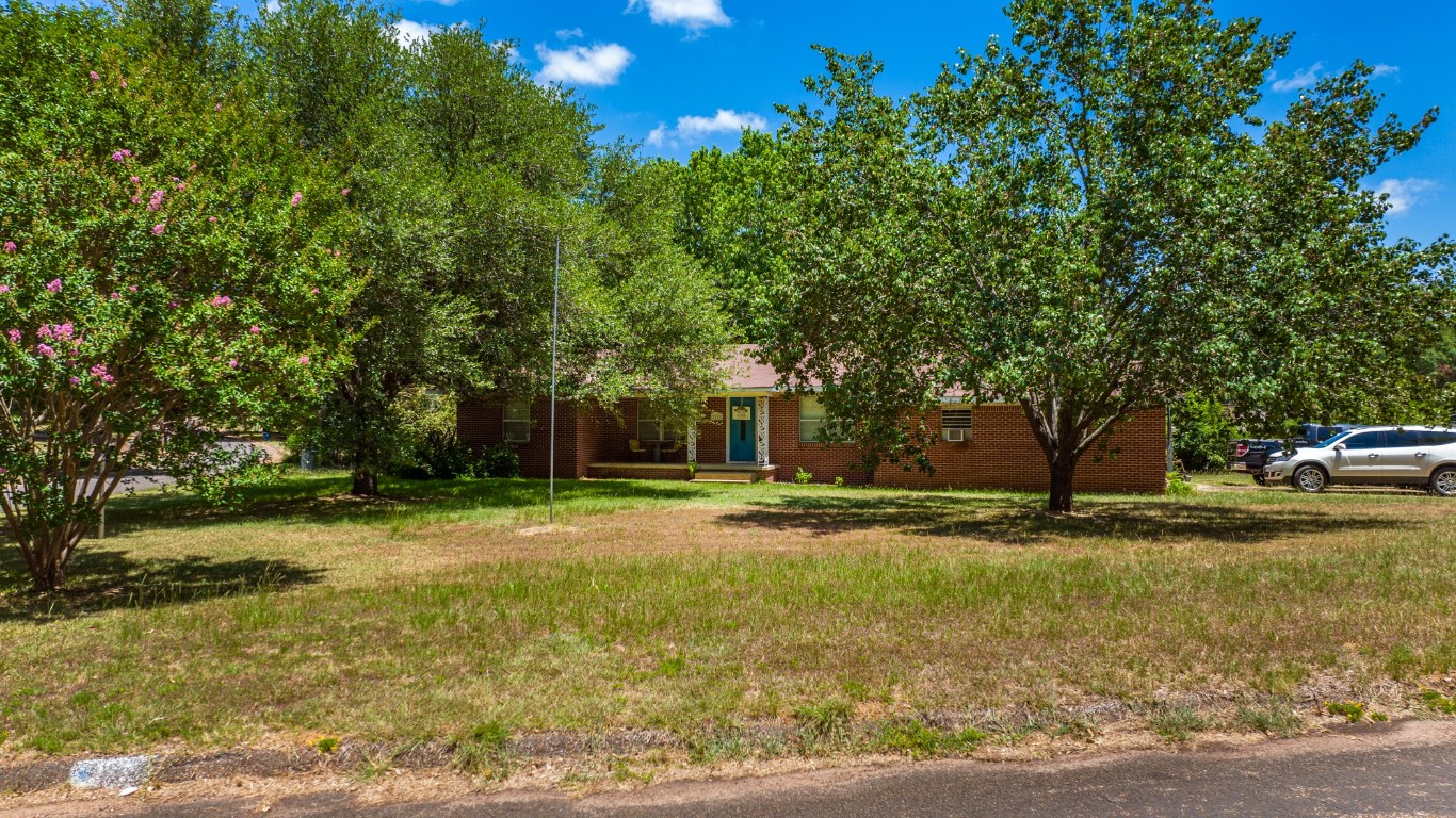 2200 W Hampton Street Gladewater TX 75647