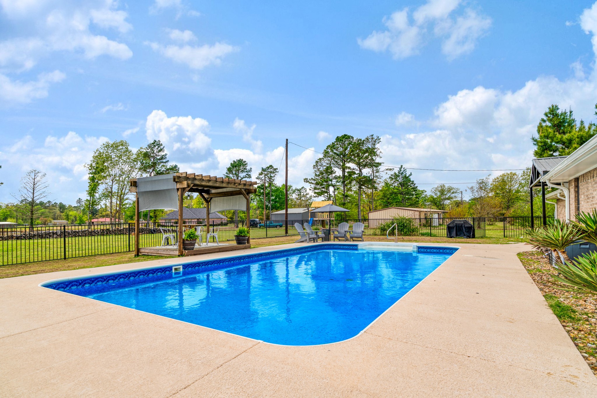 32 County Road 35940 Powderly TX 75473