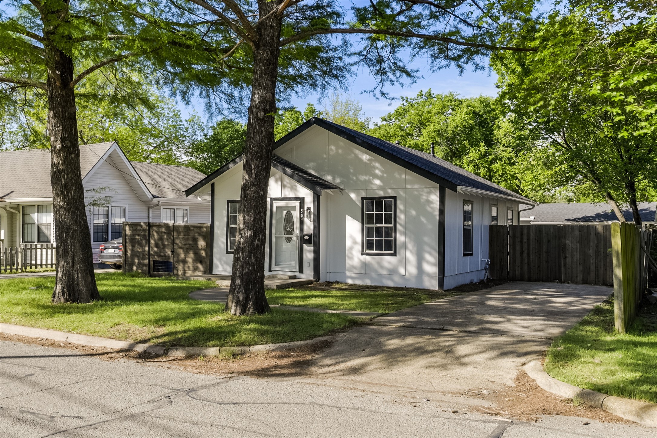 1507 N Preston Street Ennis TX 75119