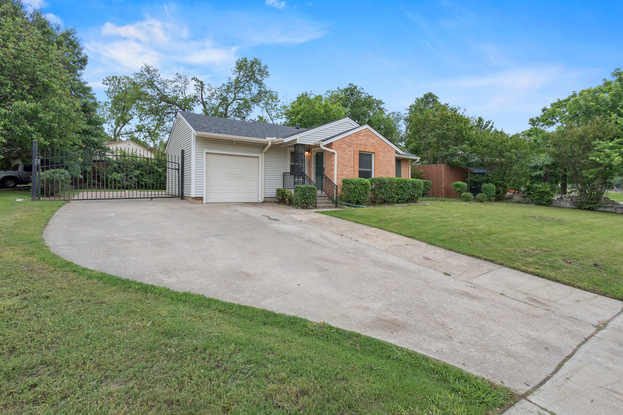 301 Meadowbrook Drive Arlington TX 76010