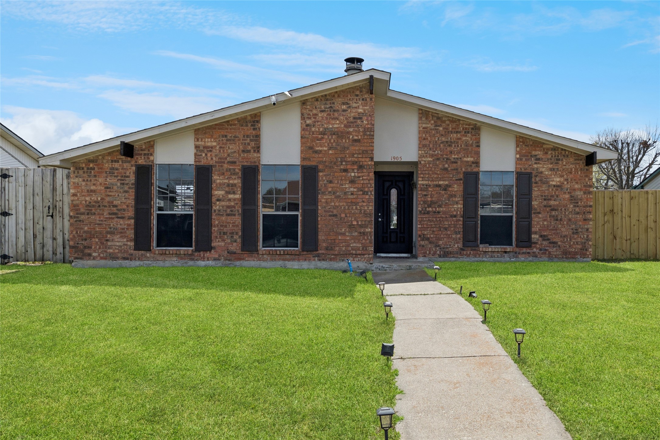 1905 Montana Trail Grand Prairie TX 75052