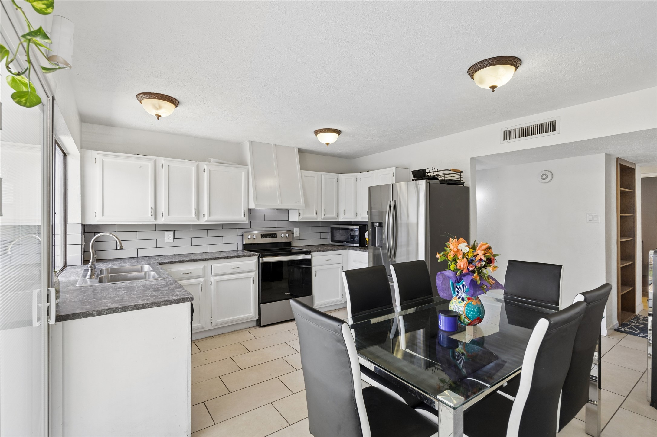 1905 Montana Trail Grand Prairie TX 75052