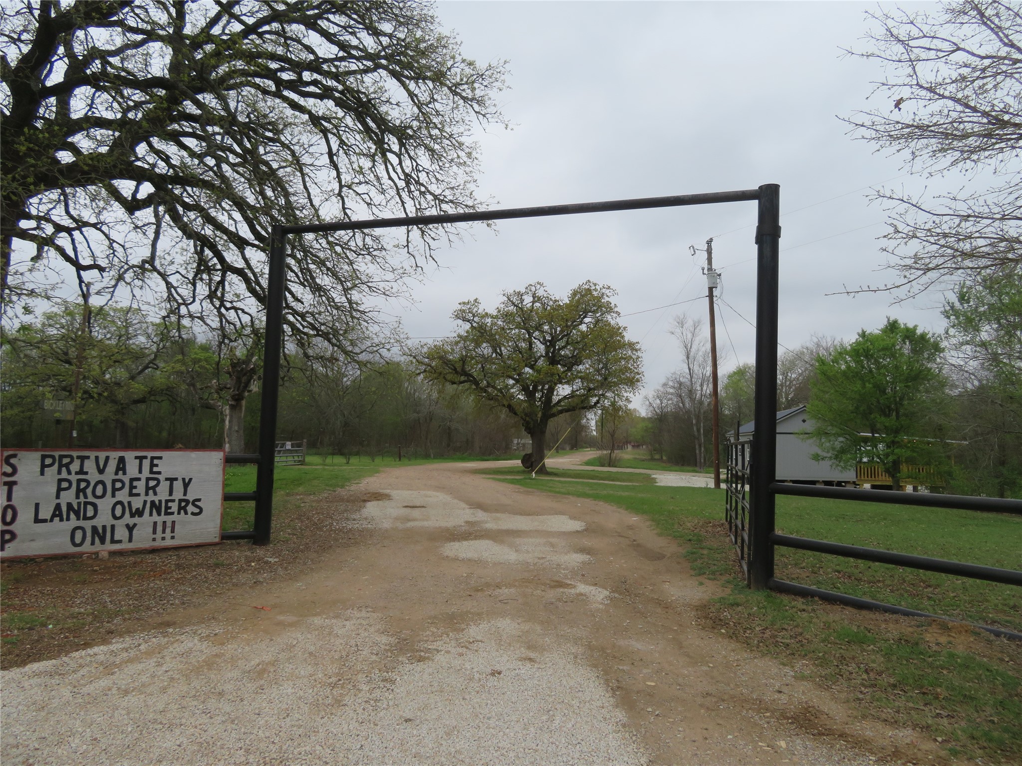 111 W Fm 321 (Off) Cayuga TX 75840
