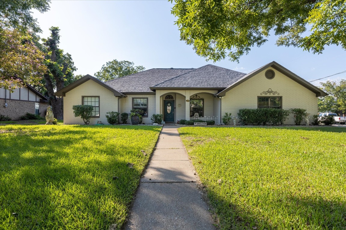 1101 Holiday Court Granbury TX 76048