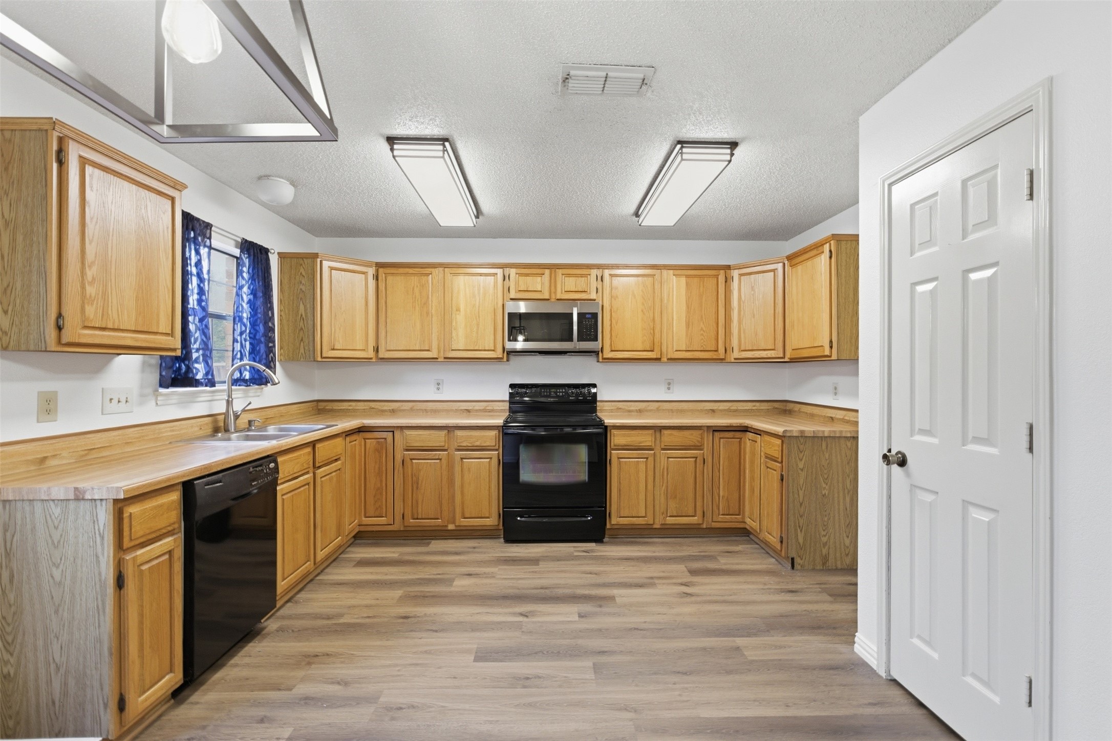 605 Buttercup Circle Garland TX 75040