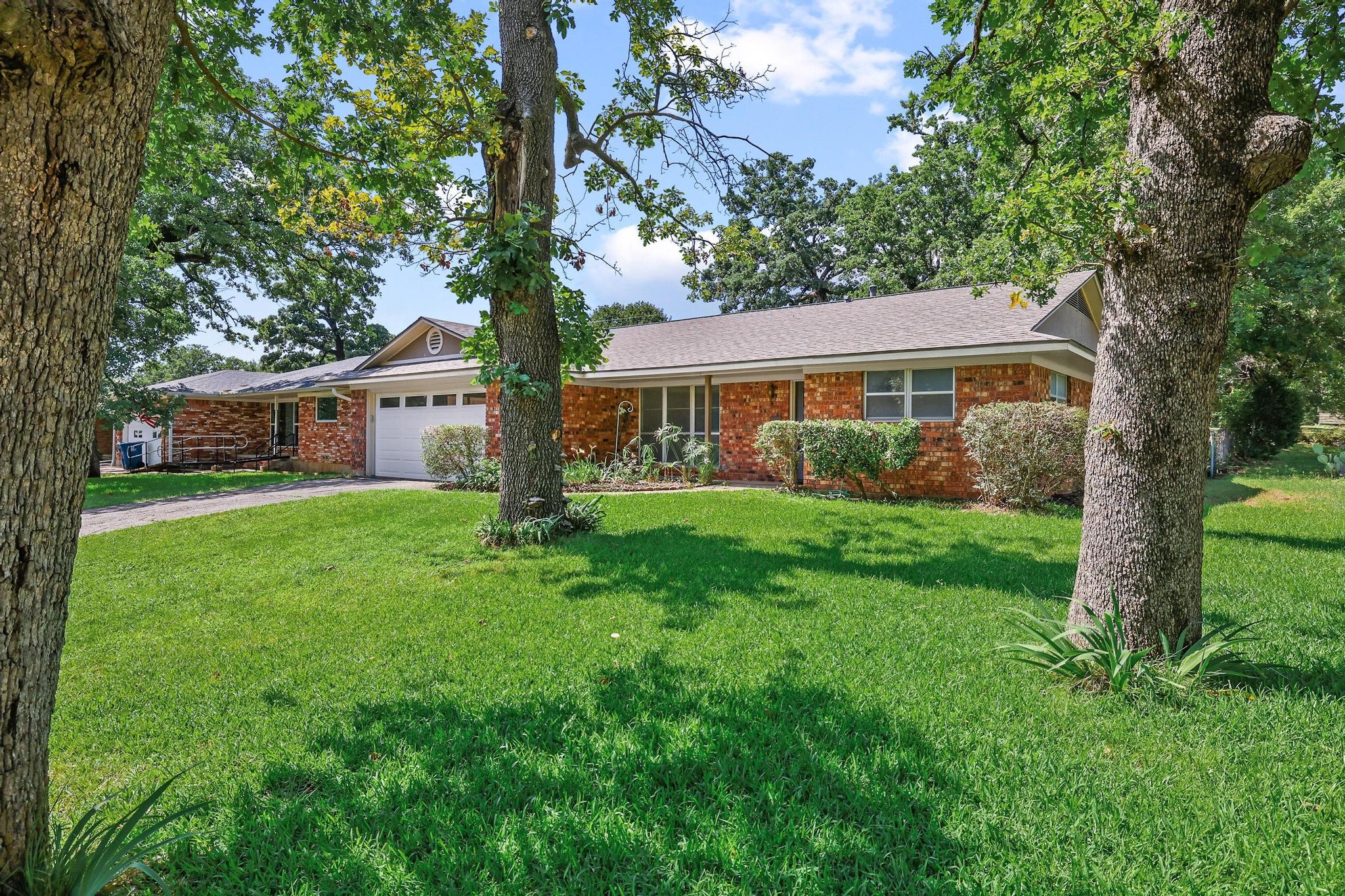 1301 Crestview Drive Denison TX 75020