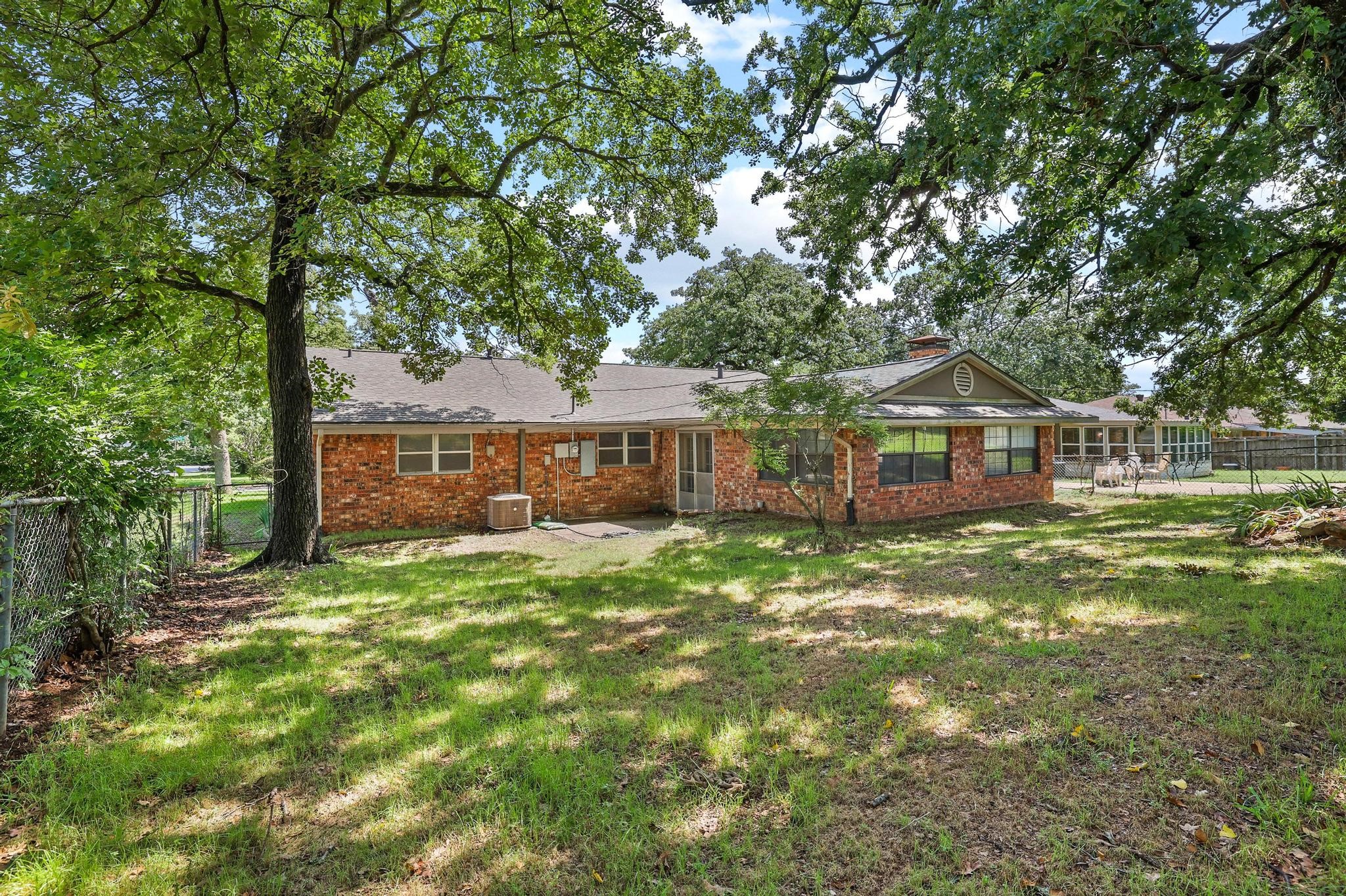 1301 Crestview Drive Denison TX 75020