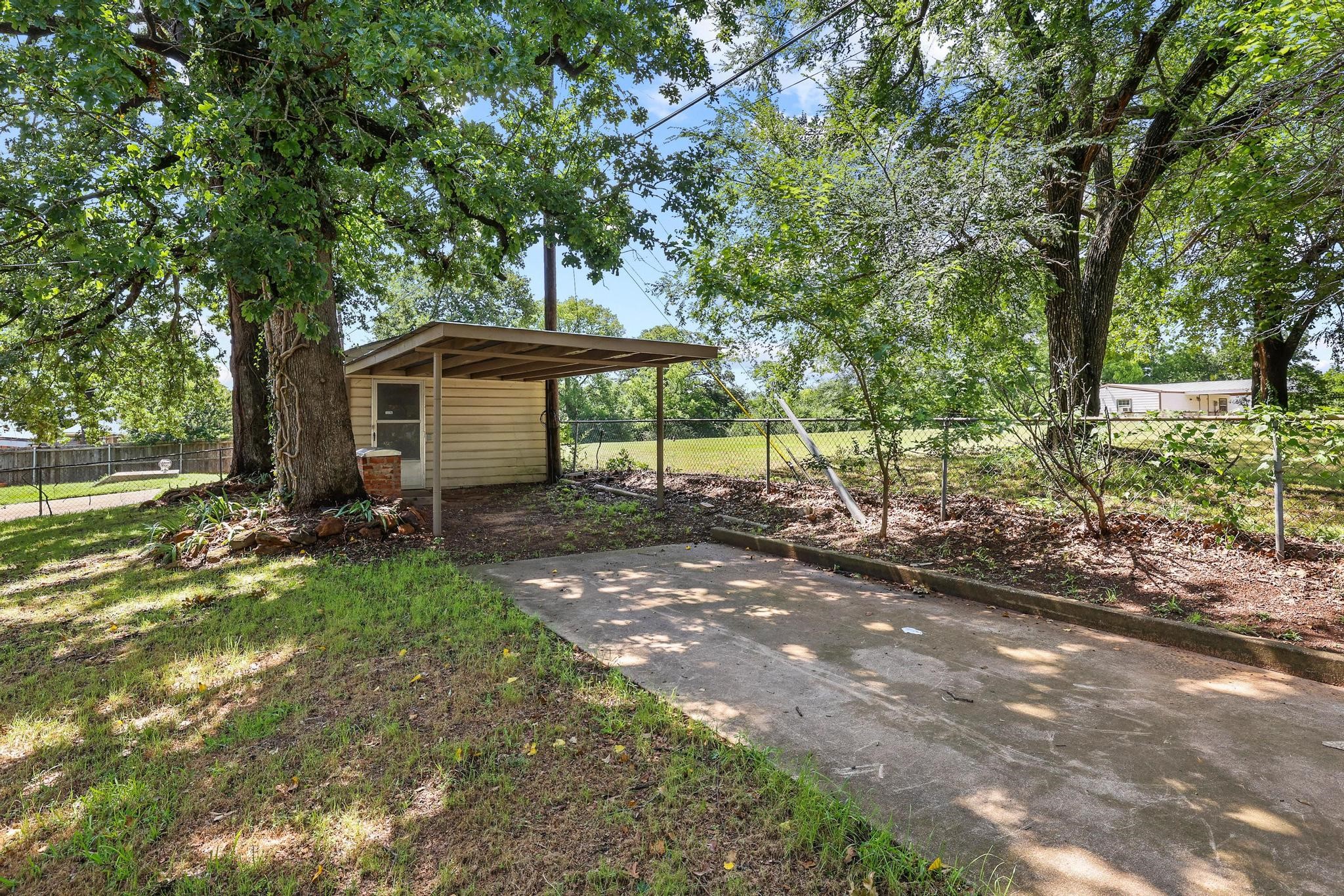 1301 Crestview Drive Denison TX 75020
