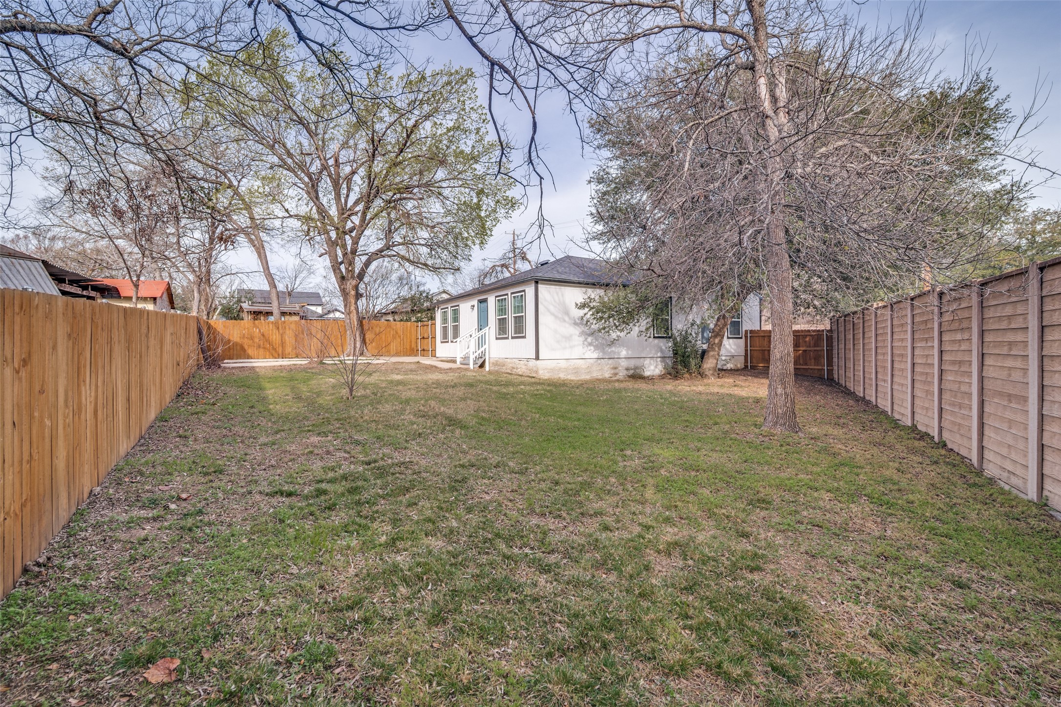 352 E Page Avenue Dallas TX 75203