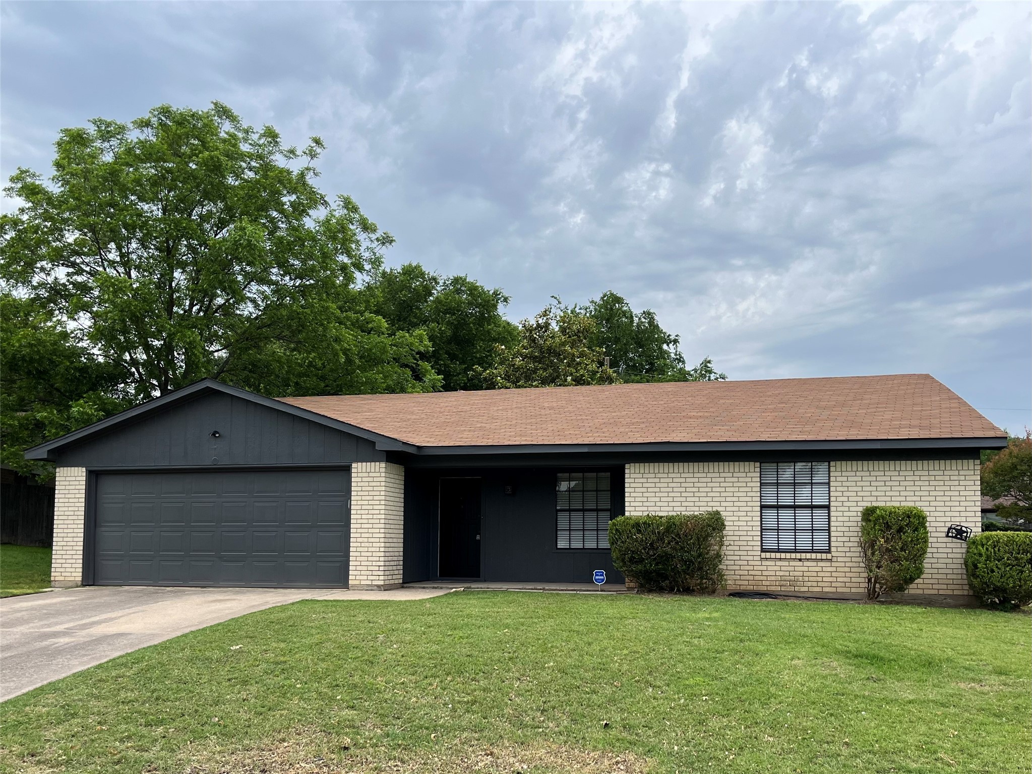 1633 Edge Hill Road Benbrook TX 76126