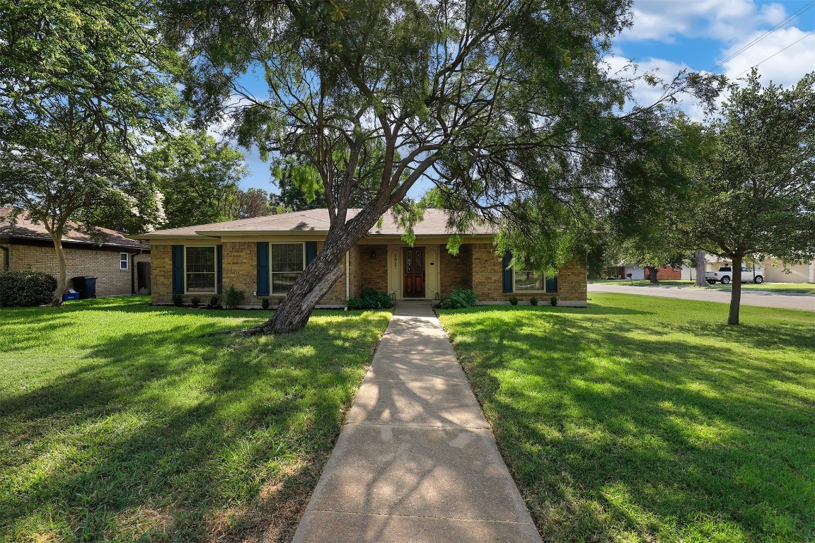 1017 Mistletoe Road Benbrook TX 76126