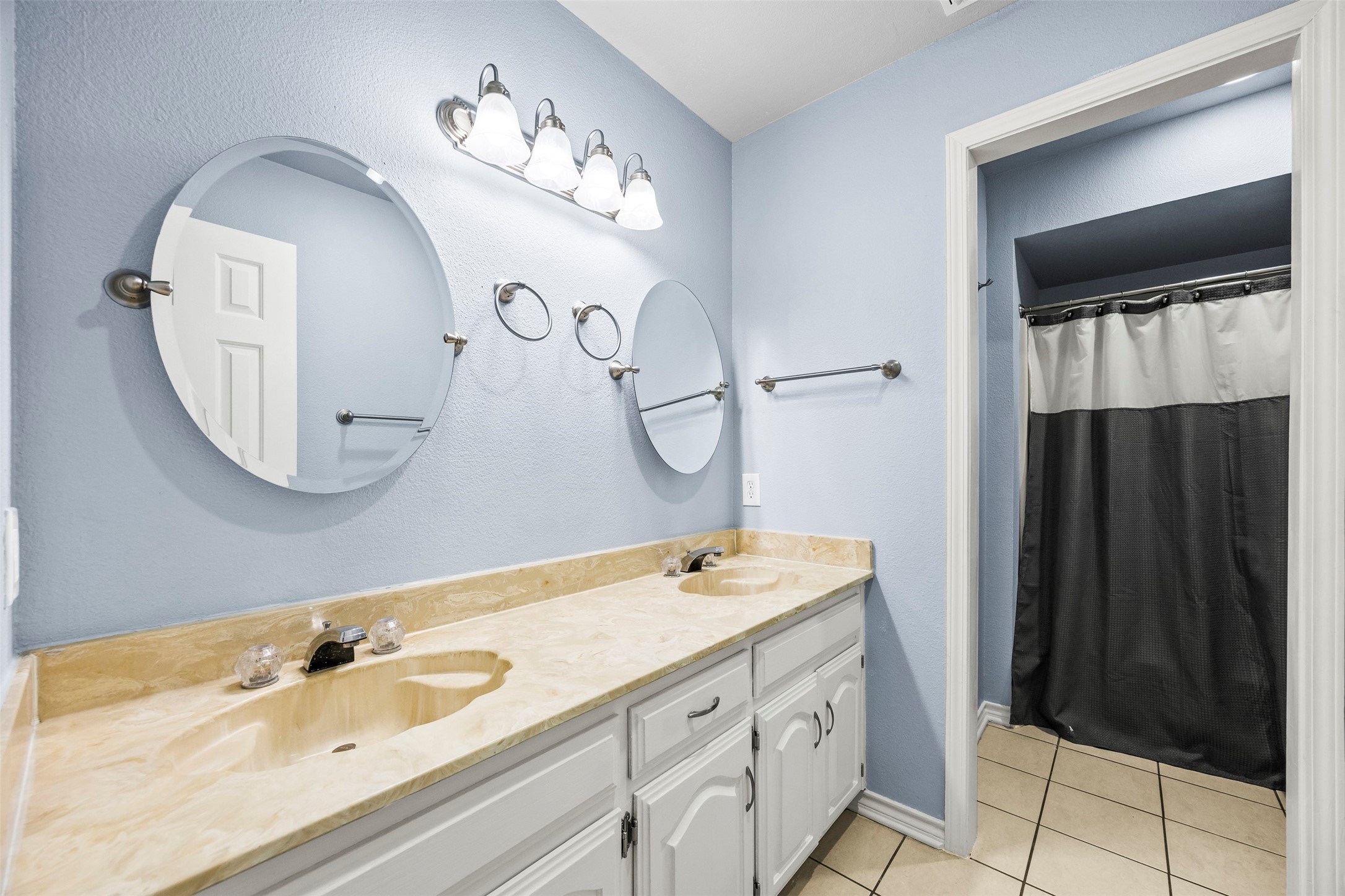 909 Valley View Avenue Red Oak TX 75154