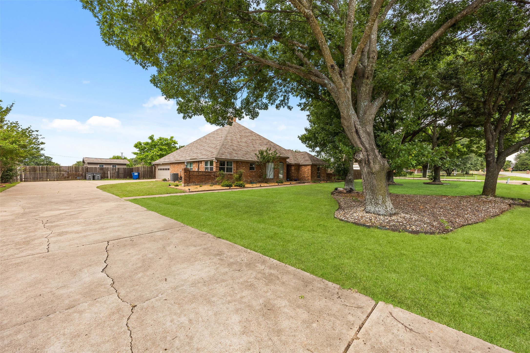 909 Valley View Avenue Red Oak TX 75154