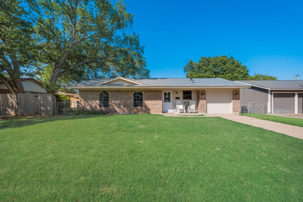 644 NW King Street Burleson TX 76028