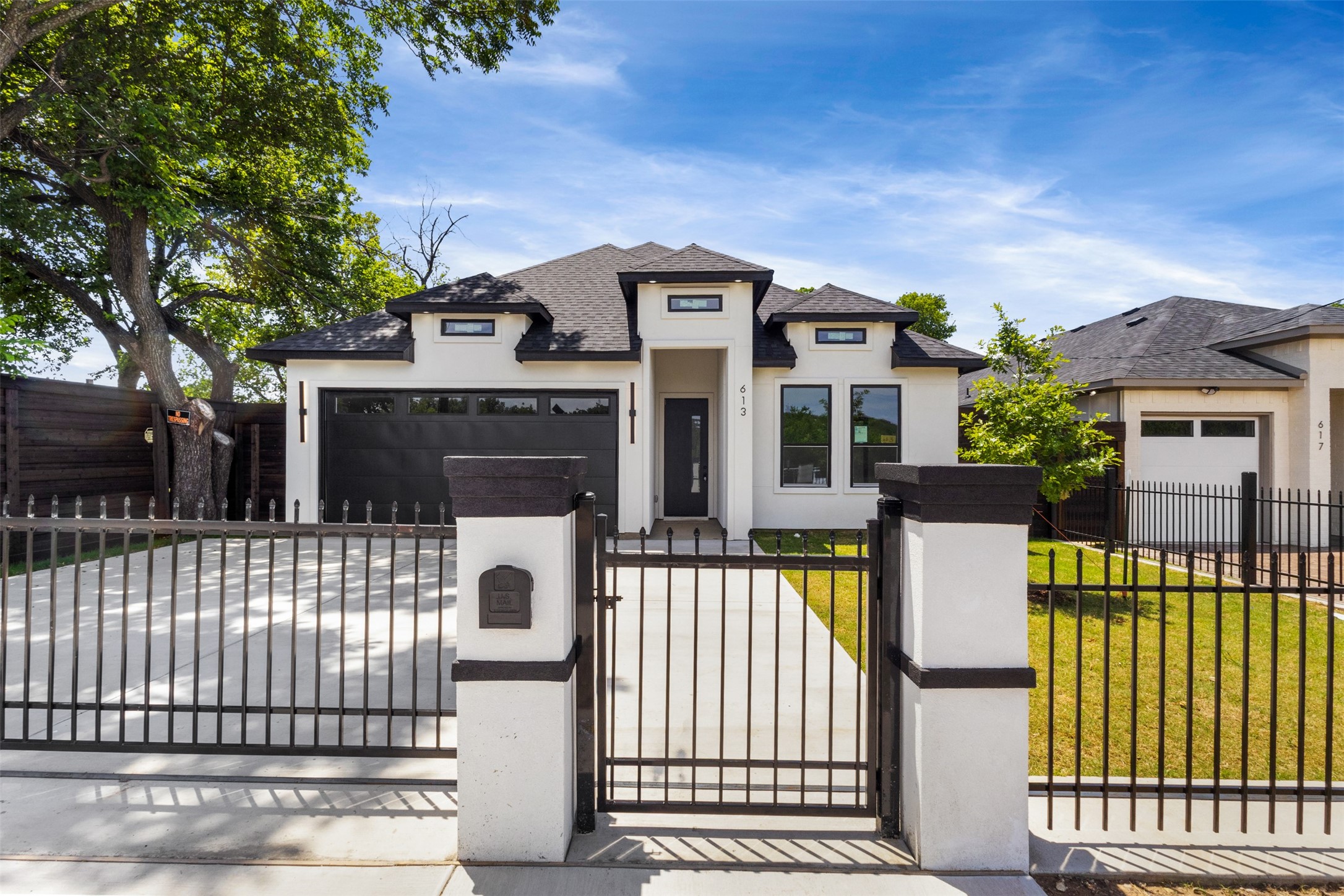 613 N Dwight Avenue Dallas TX 75211