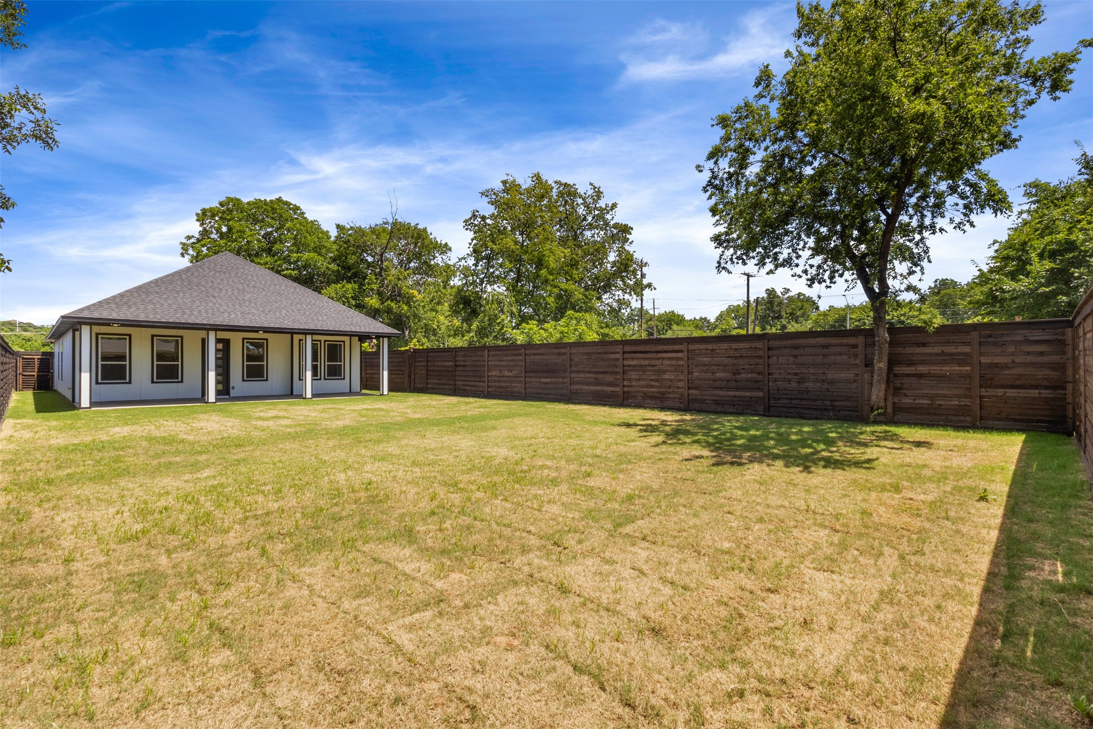 613 N Dwight Avenue Dallas TX 75211