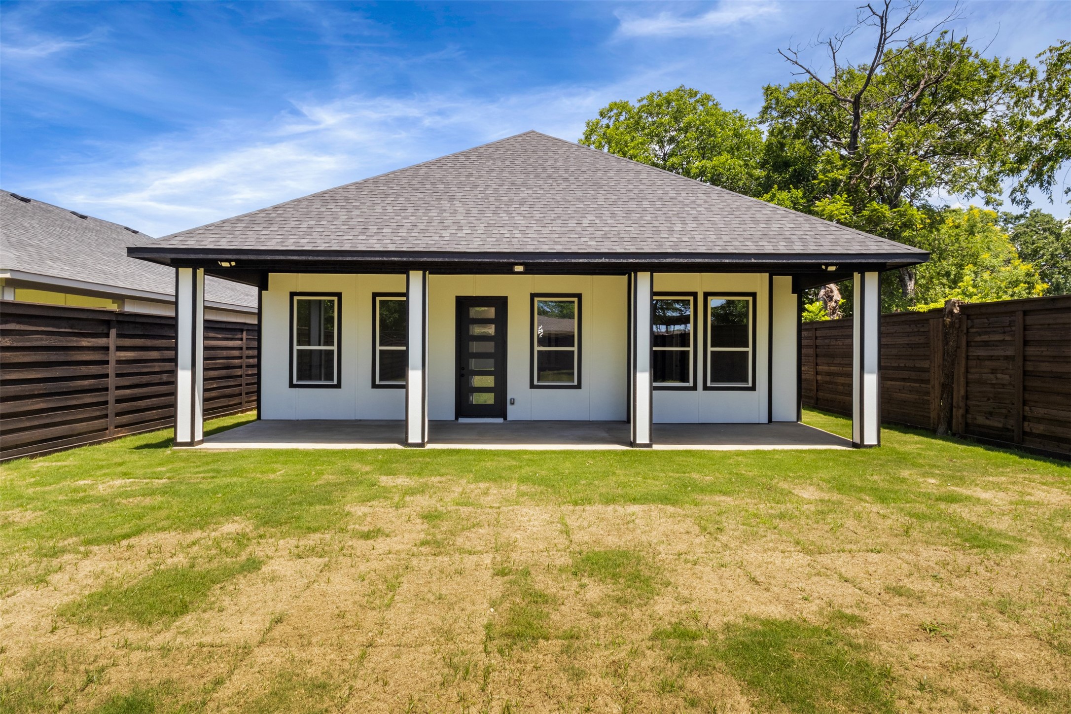 613 N Dwight Avenue Dallas TX 75211