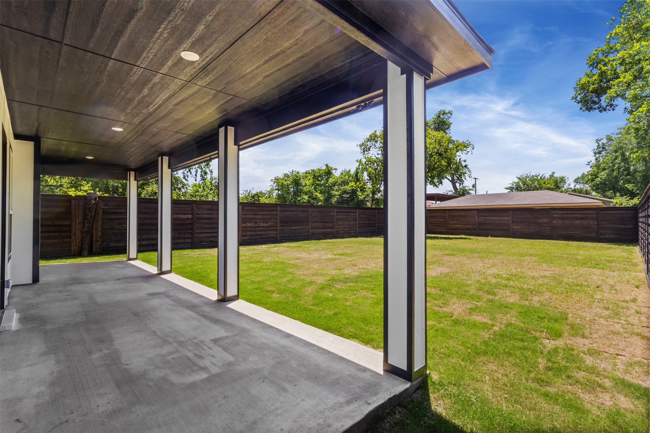 613 N Dwight Avenue Dallas TX 75211