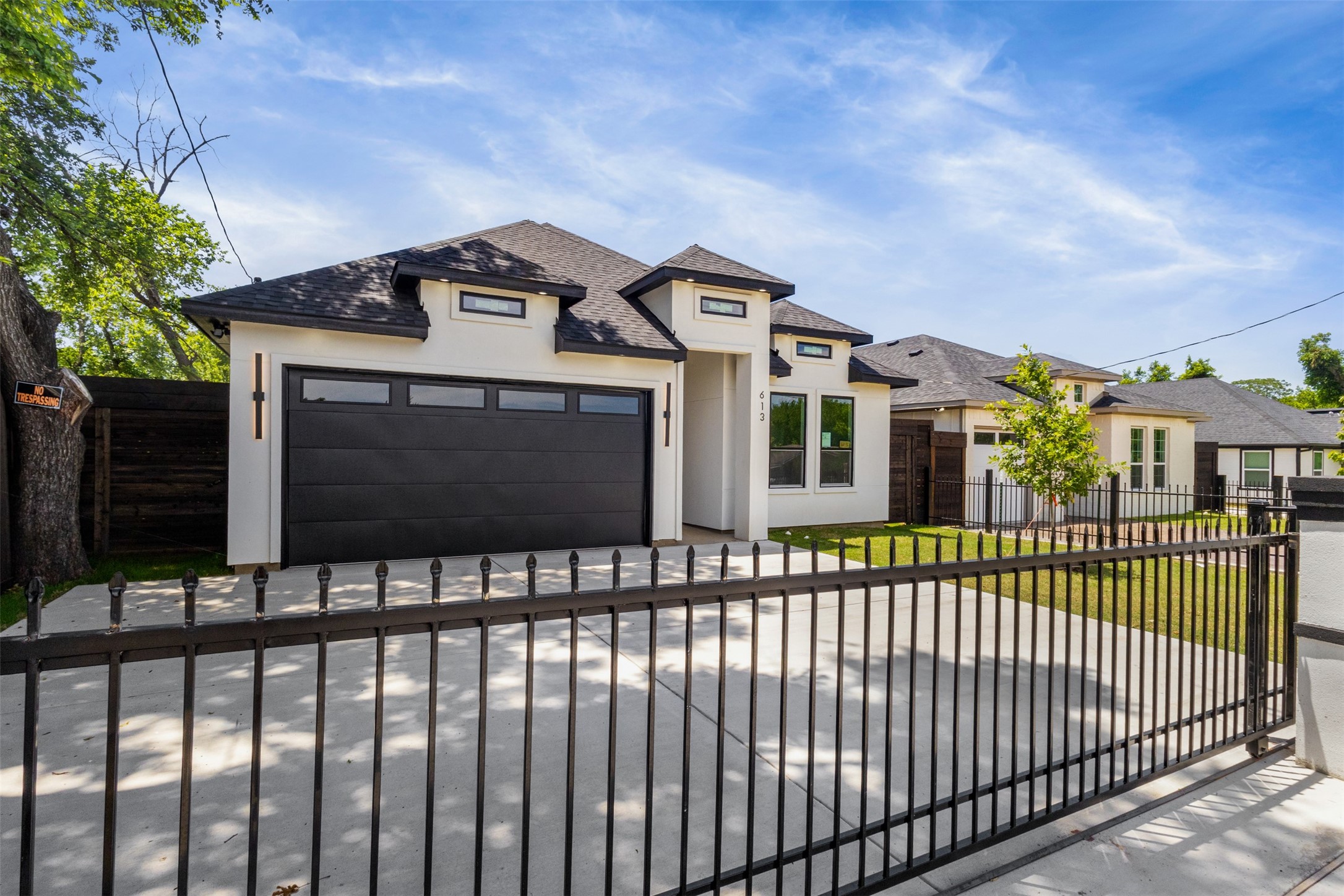 613 N Dwight Avenue Dallas TX 75211