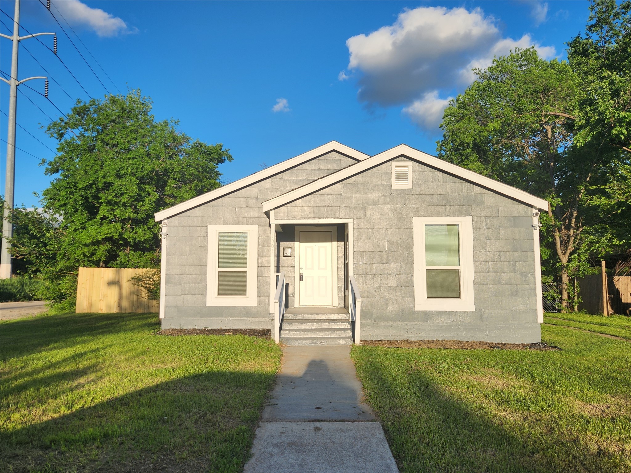 1001 S Haynes Avenue Fort Worth TX 76105