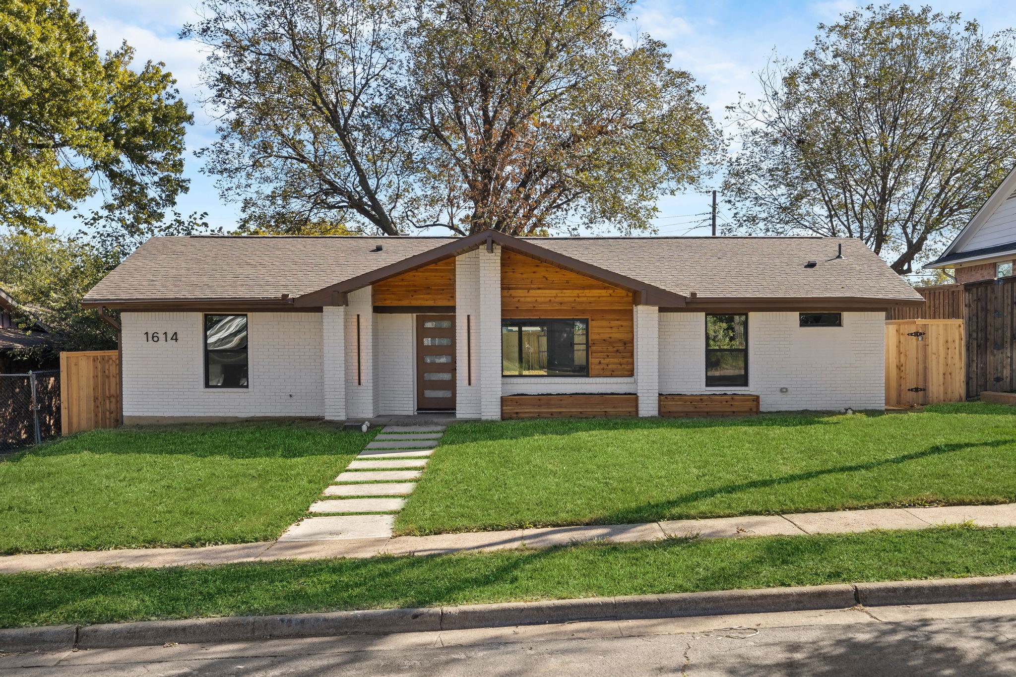 1614 E Red Bird Lane Dallas TX 75241