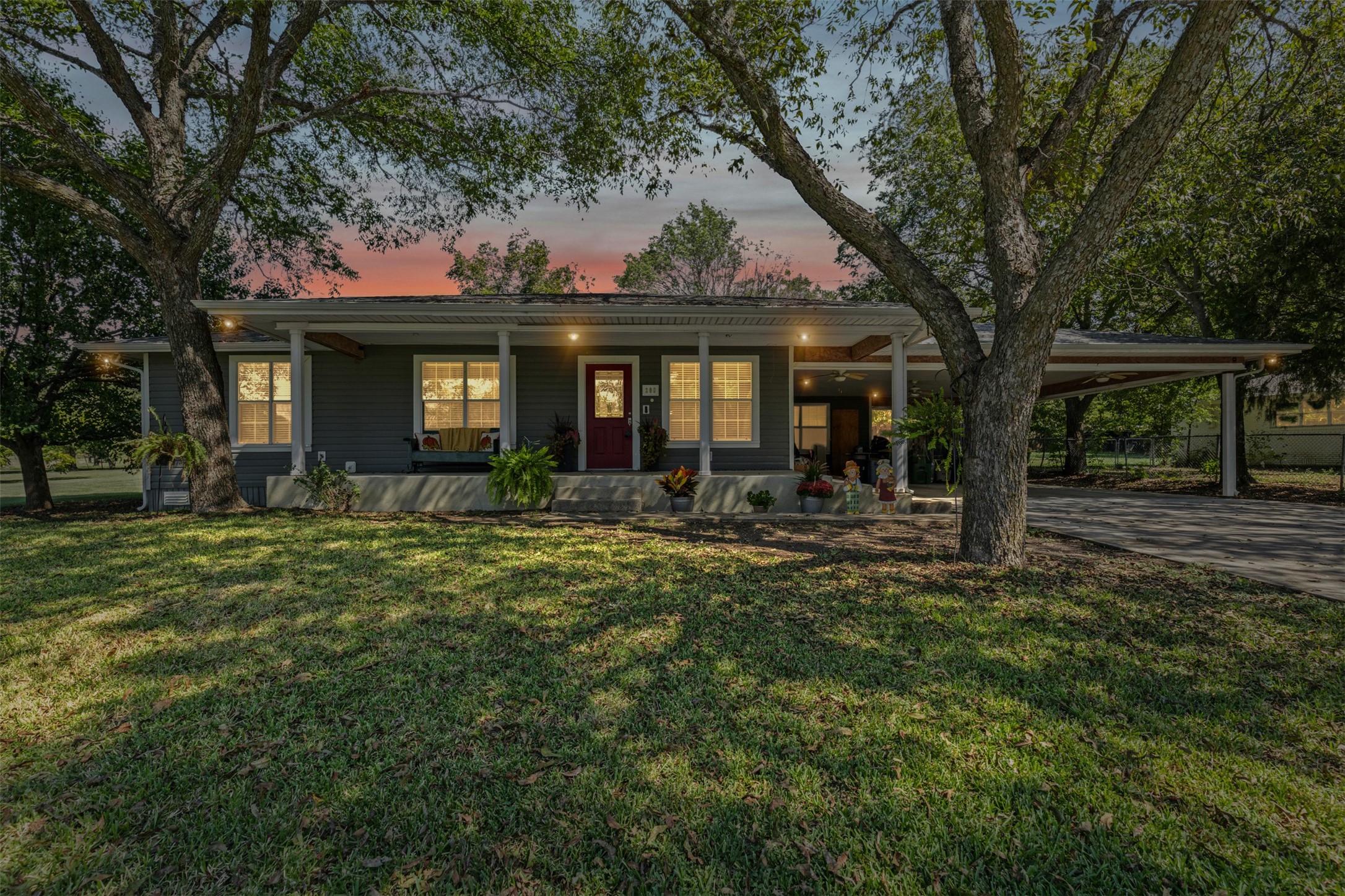 208 W Allen Avenue Godley TX 76044