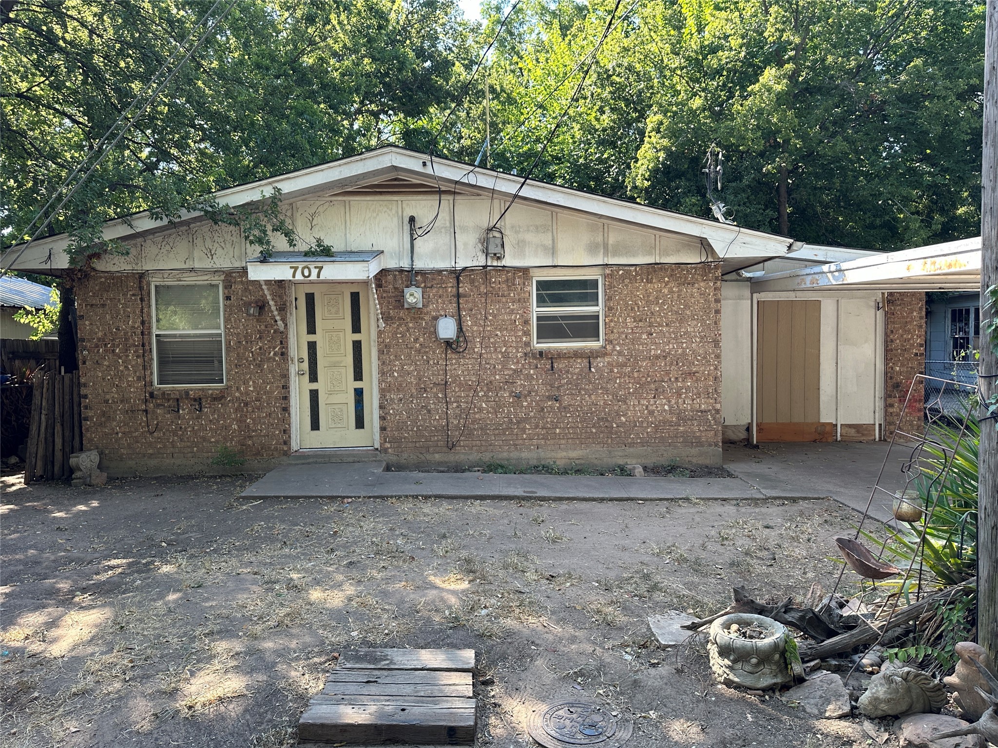 707 Raymond Street Bowie TX 76230