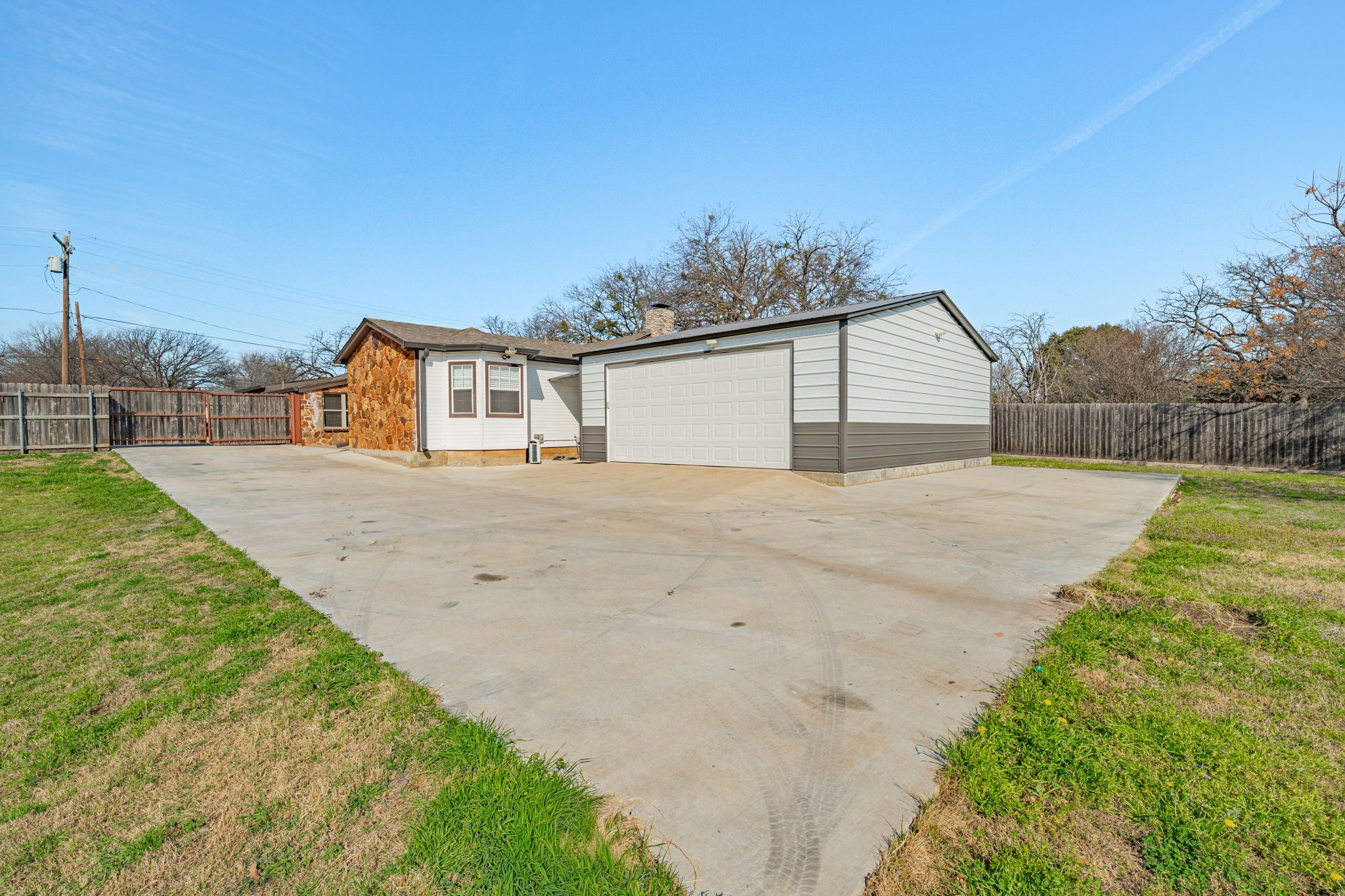 405 S Hannaford Street Granbury TX 76048