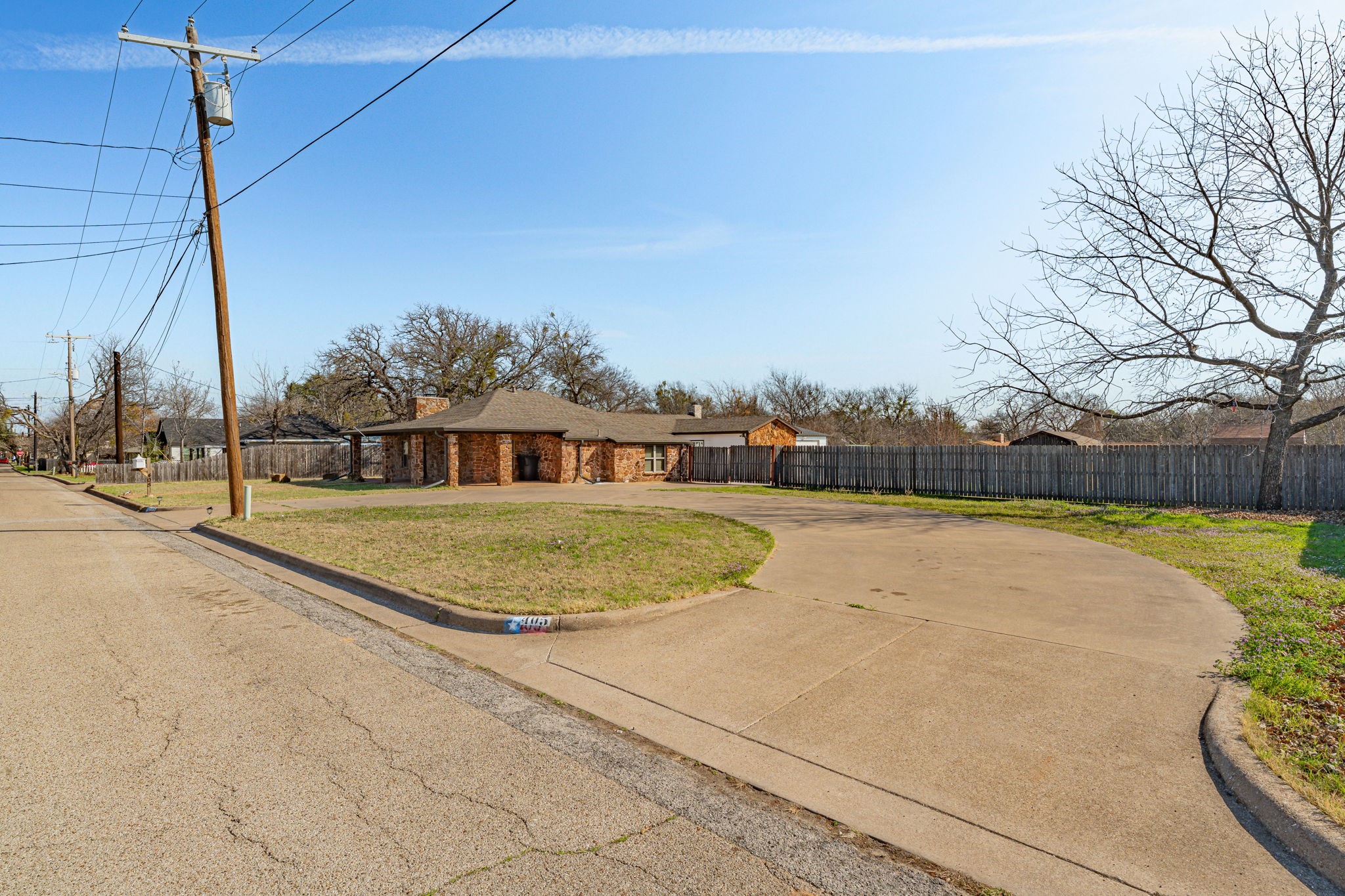 405 S Hannaford Street Granbury TX 76048