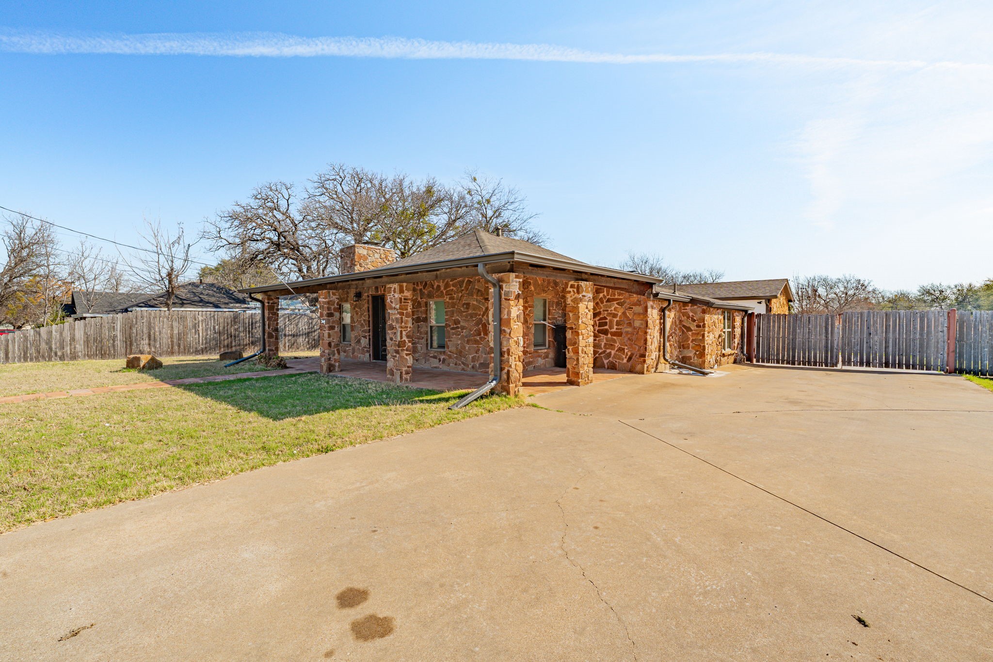 405 S Hannaford Street Granbury TX 76048