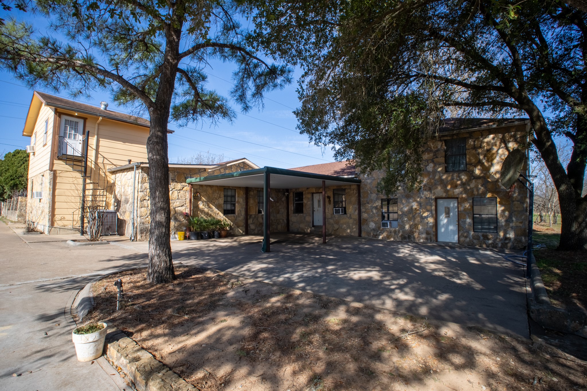 1025 S Belknap Street Mexia TX 76667