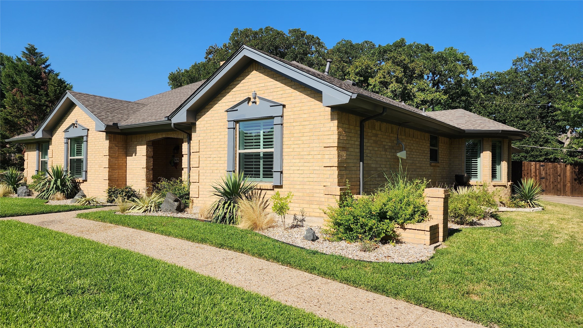 2105 Stonehill Court Arlington TX 76012