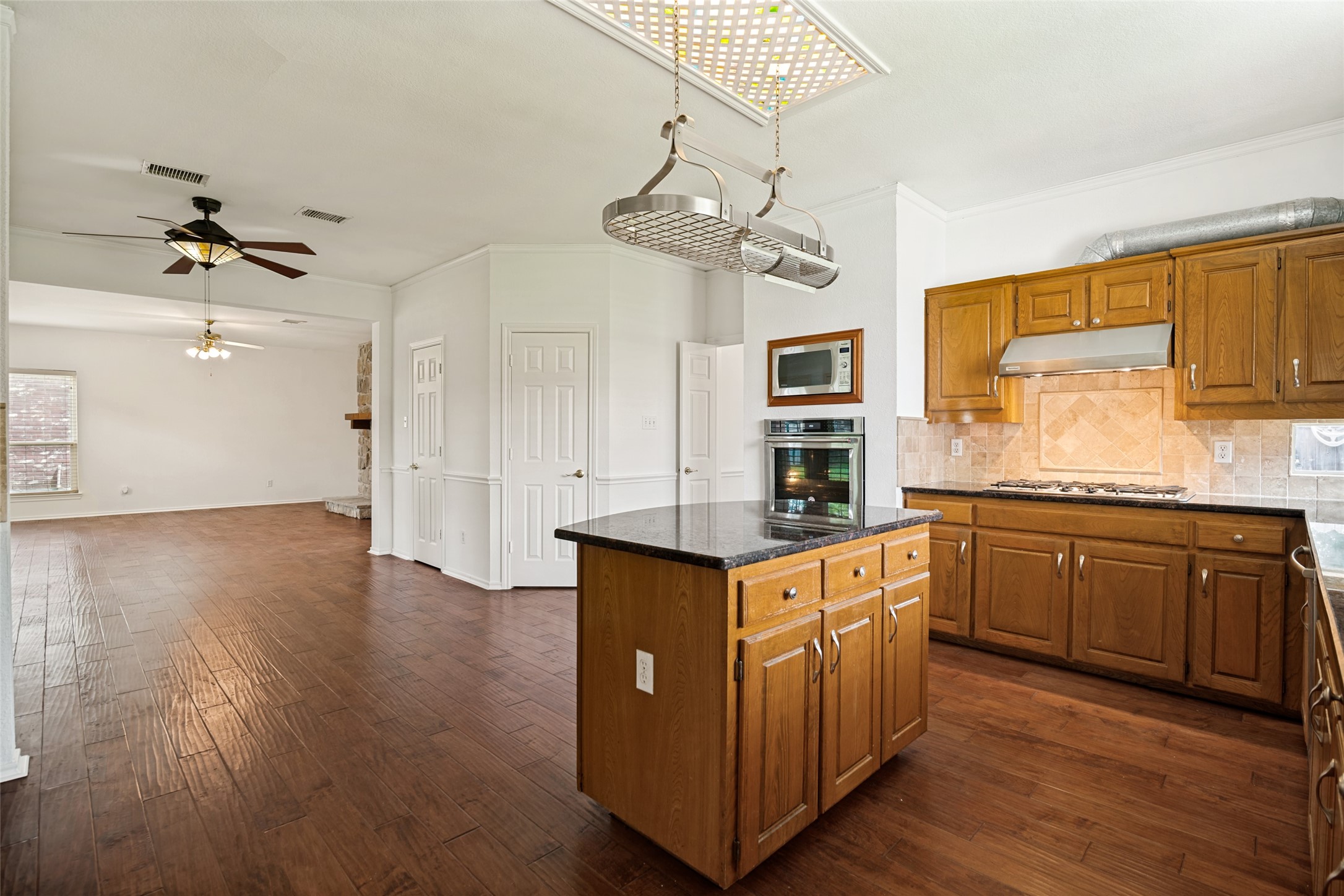913 Bridgewater Lane Mesquite TX 75181
